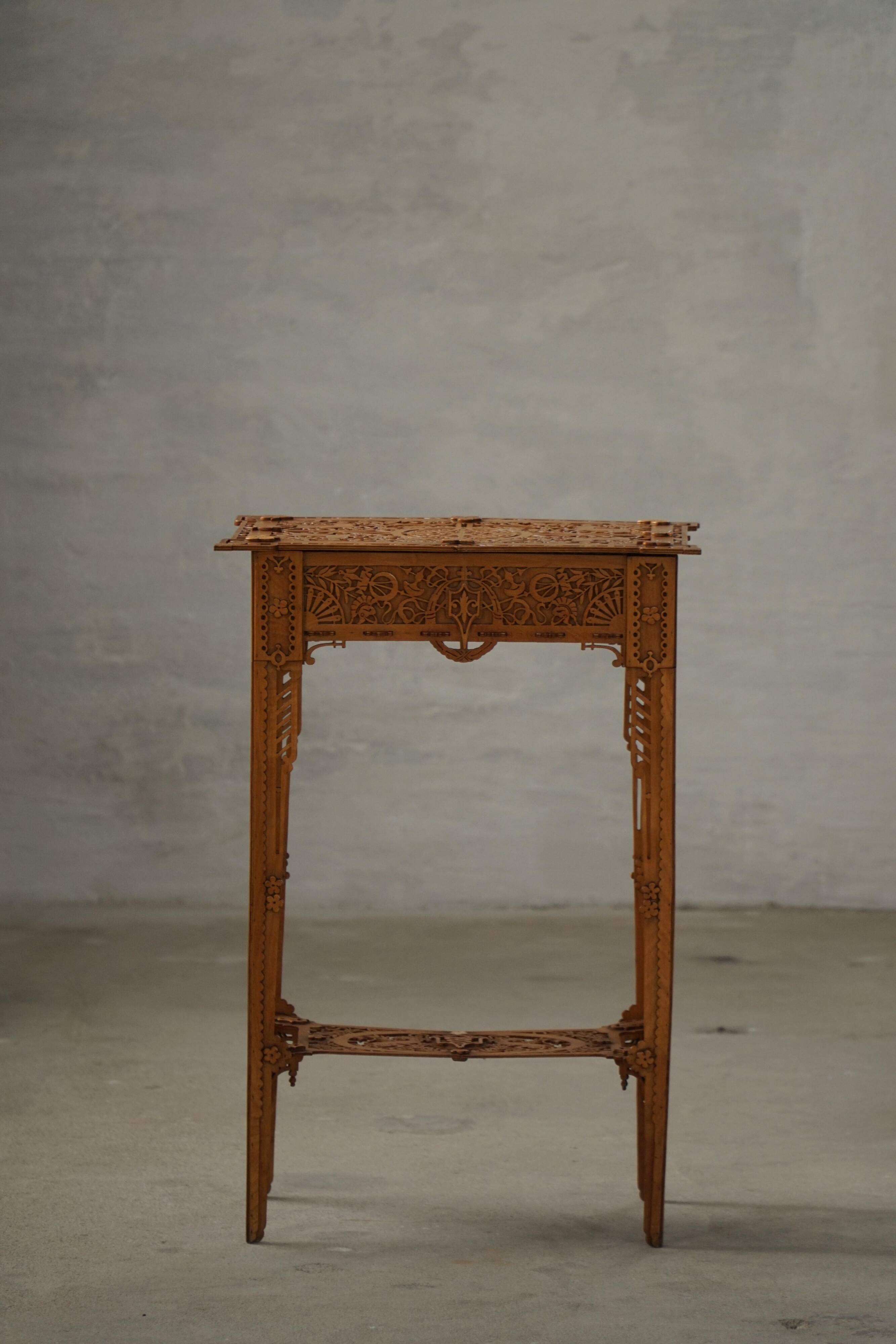 Console / Carved Side Table in Chippendale Style from the 20th Century with Storage