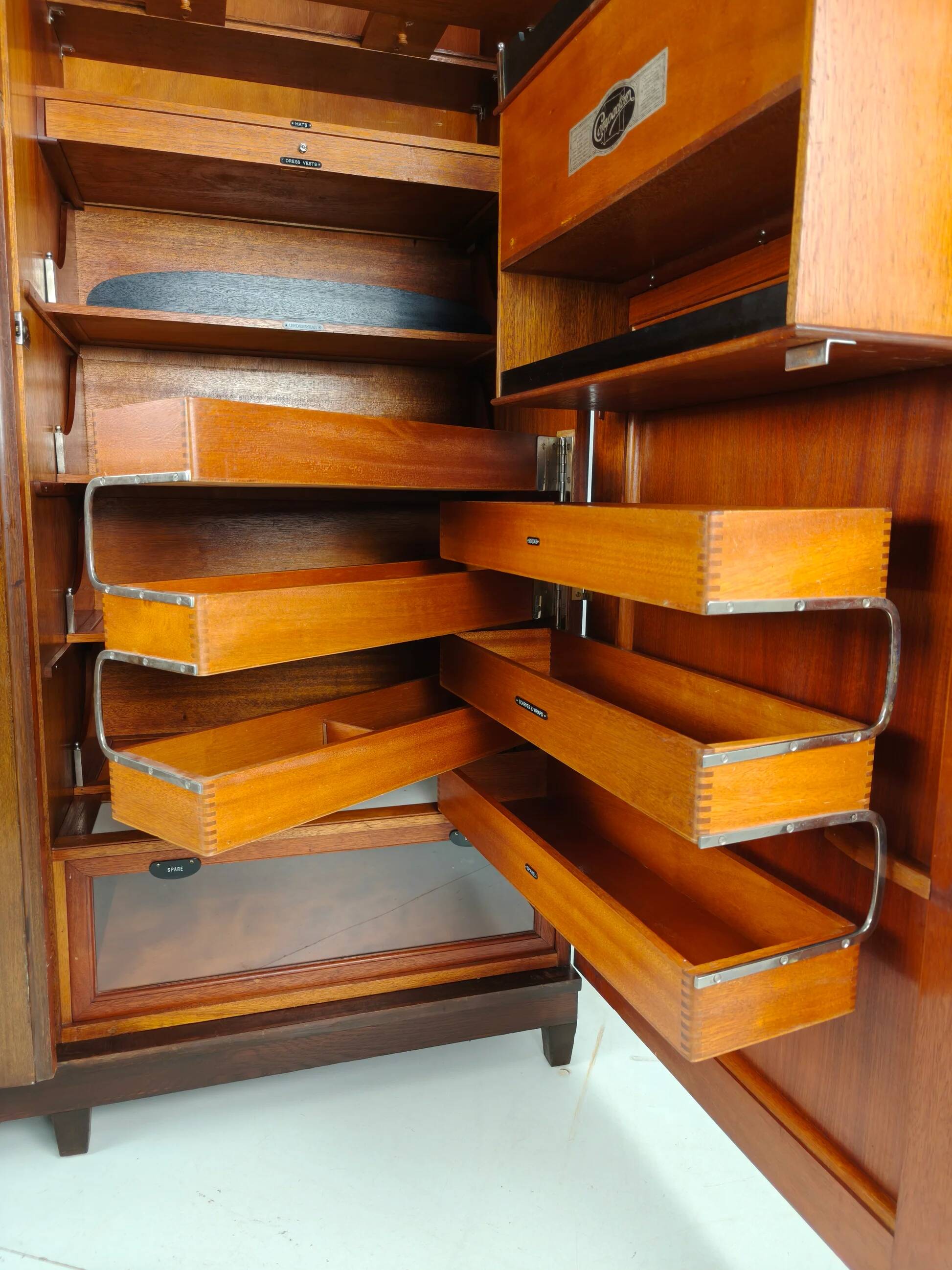 Belle garde-robe pour homme Art déco anglais des années 1920 Compactom Ltd