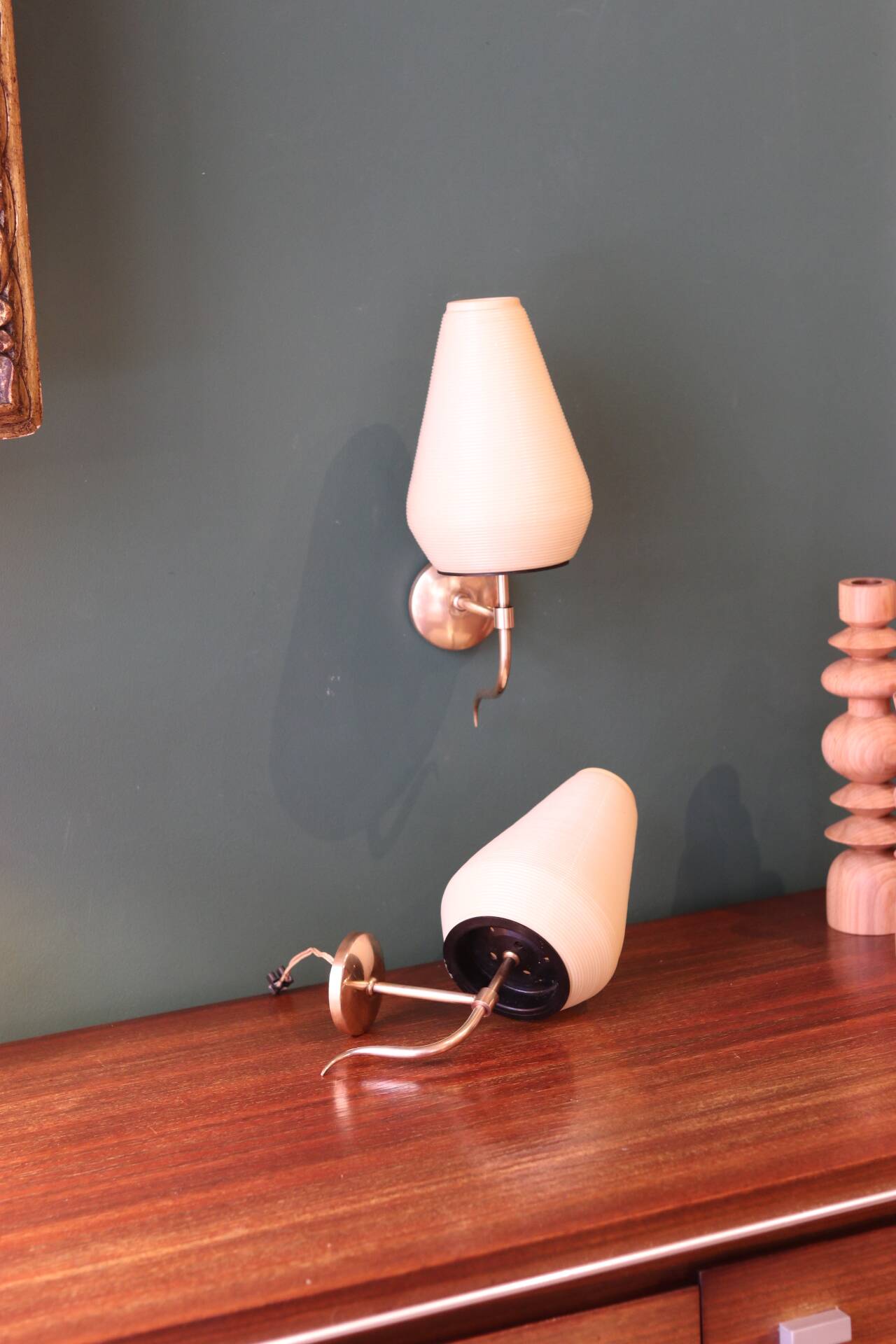 Paire d’appliques murales en laiton et plastique nervuré