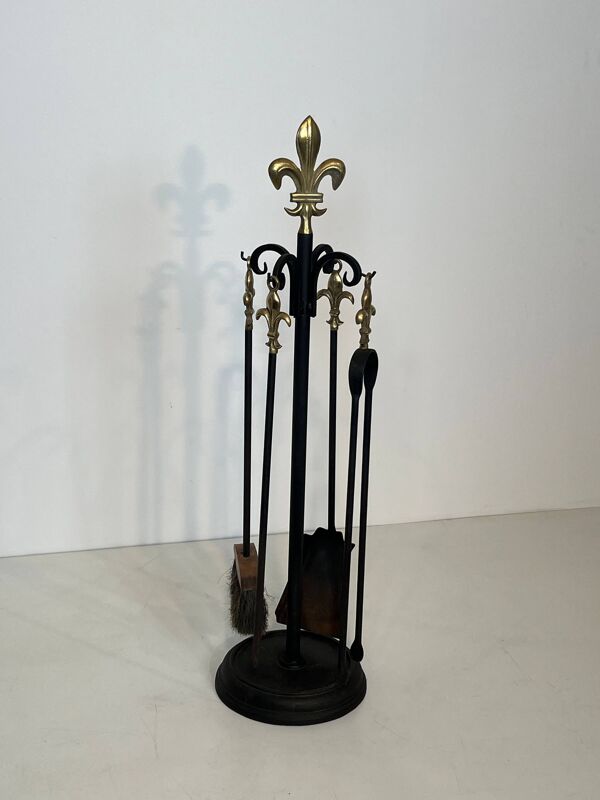 Nécessaire de feu de style néoclassique en métal laqué noir et laiton aux fleurs de lys