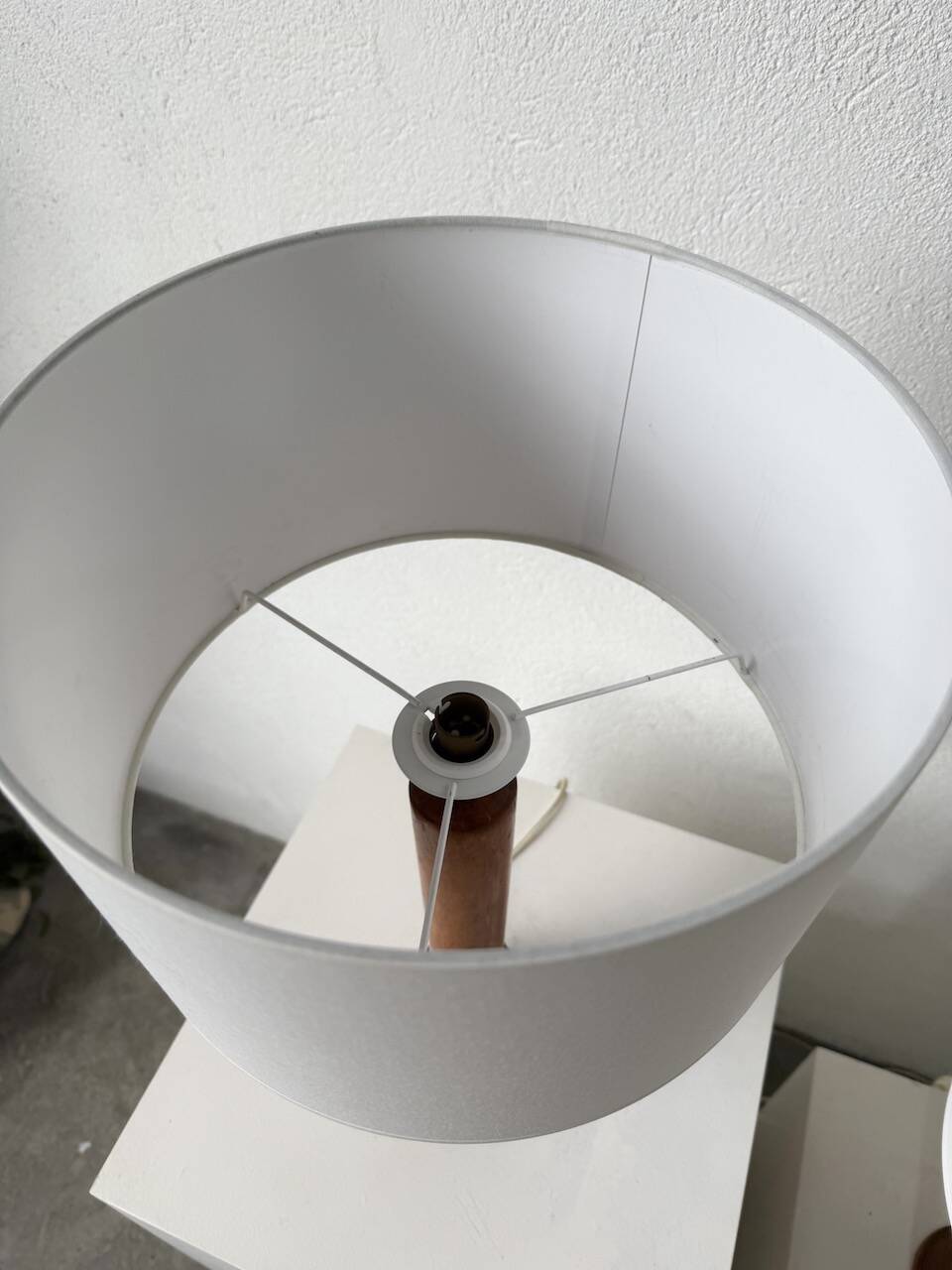 Paire de lampes de table bois chêne années 50