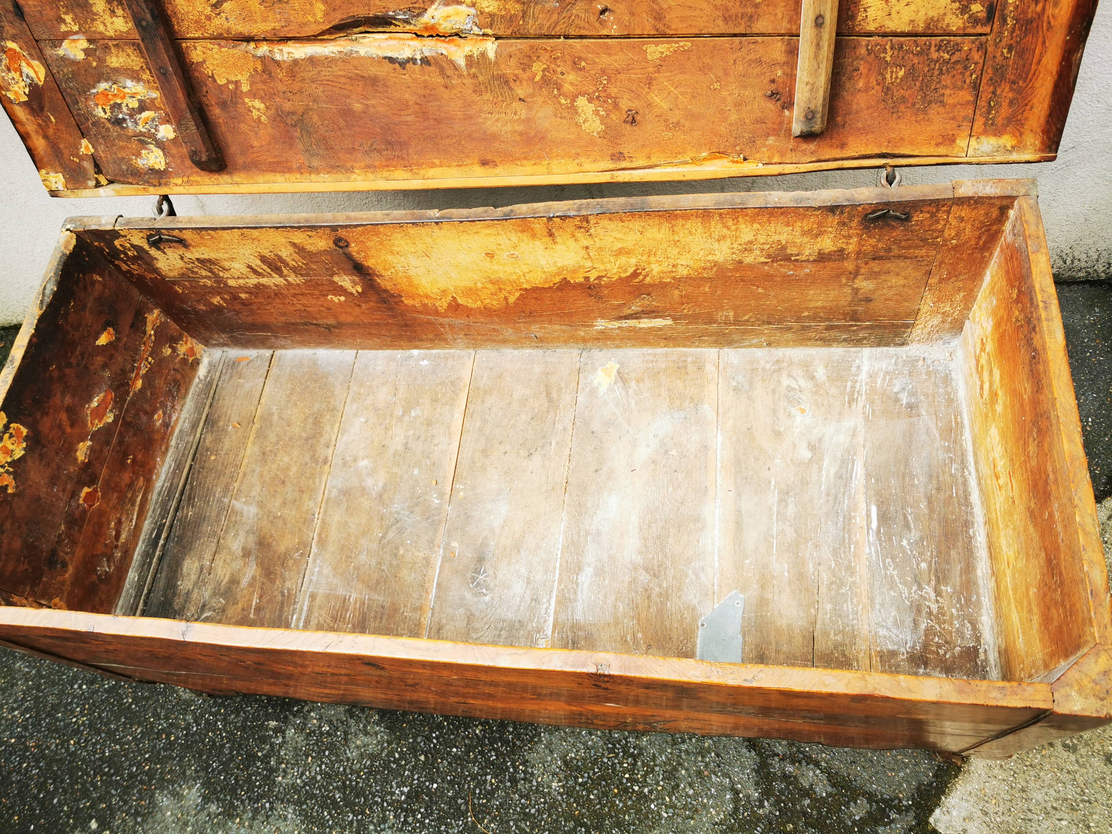 Maie, walnut/oak chest, early 19th century