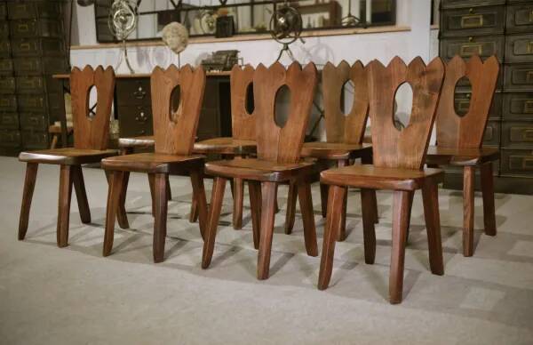 8 chaises brutalistes en orme massif par Aranjou 1950’s