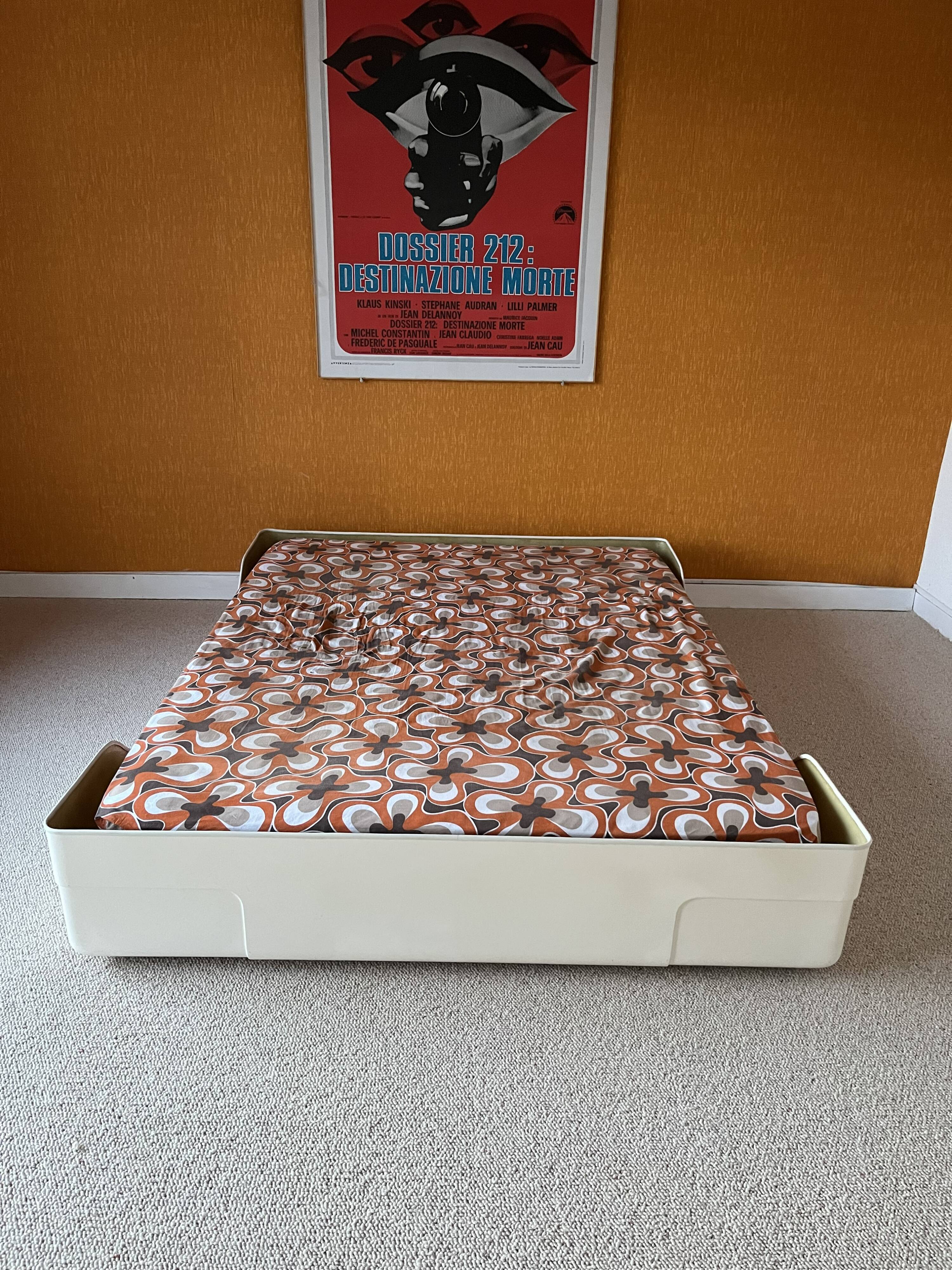 Double bed Series Ozoo, designed by Marc Berthier, white fibreglass, 70s.