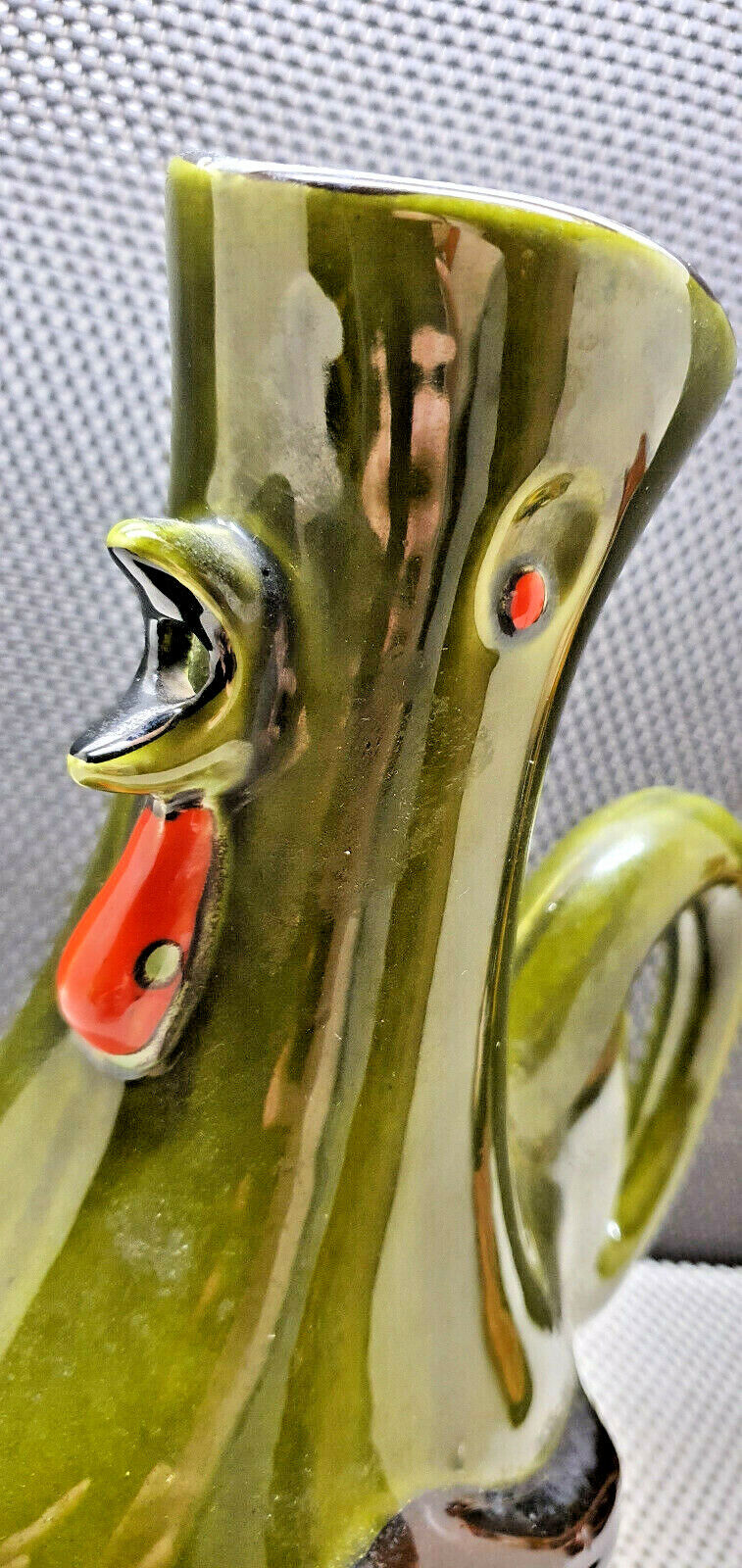 Pitcher in barbotine