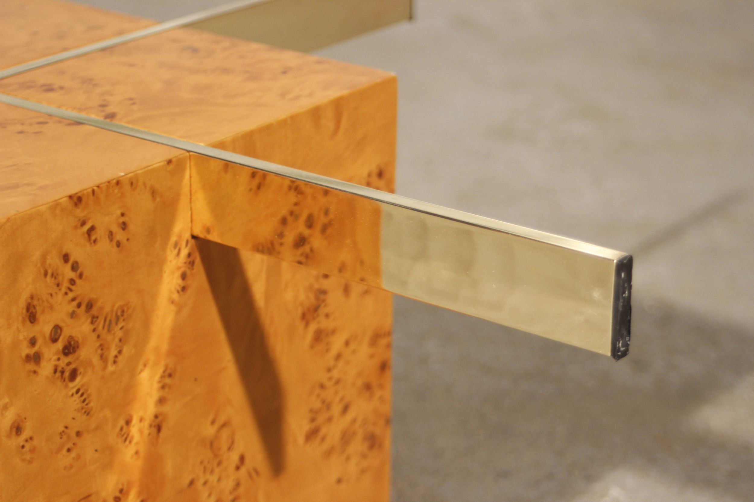 Table basse en loupe d'orme et verre trempé par Jean Claude Mahey pour roche bobois années 70