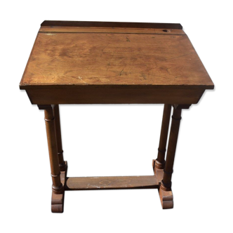 Ancien bureau d'école en bois