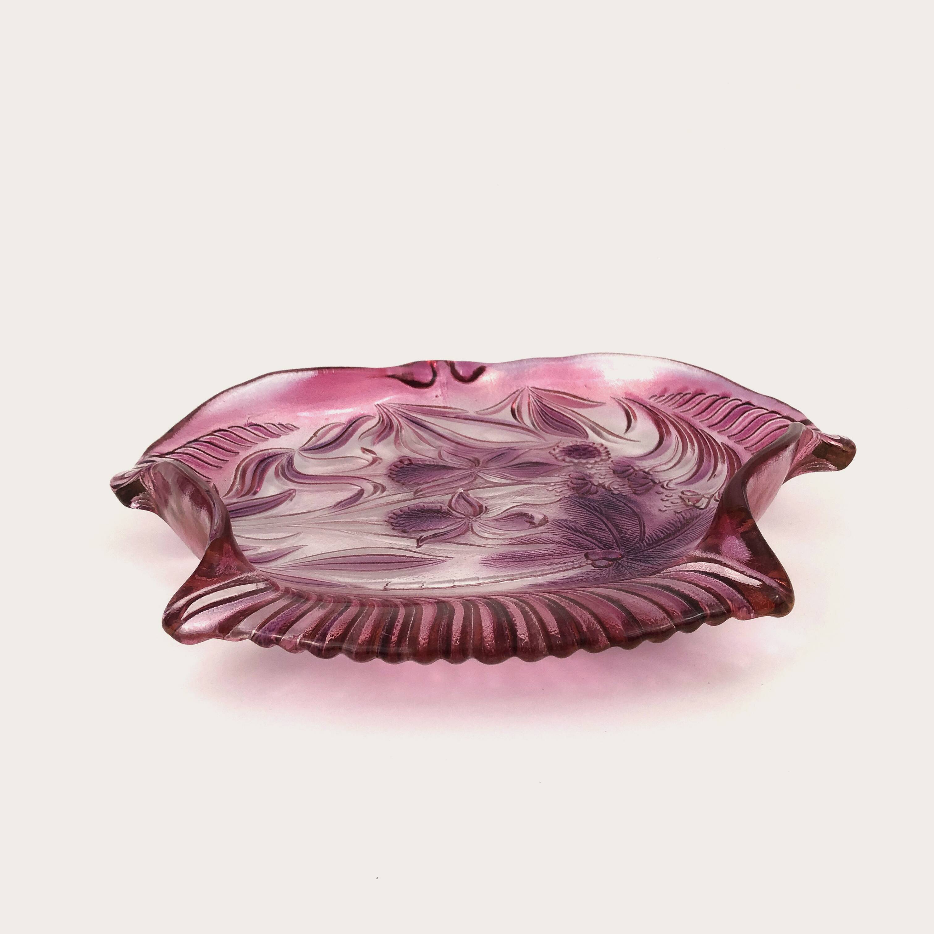 Dreamlike dish with grenadine nuances, fish shape with tropical and floral reliefs