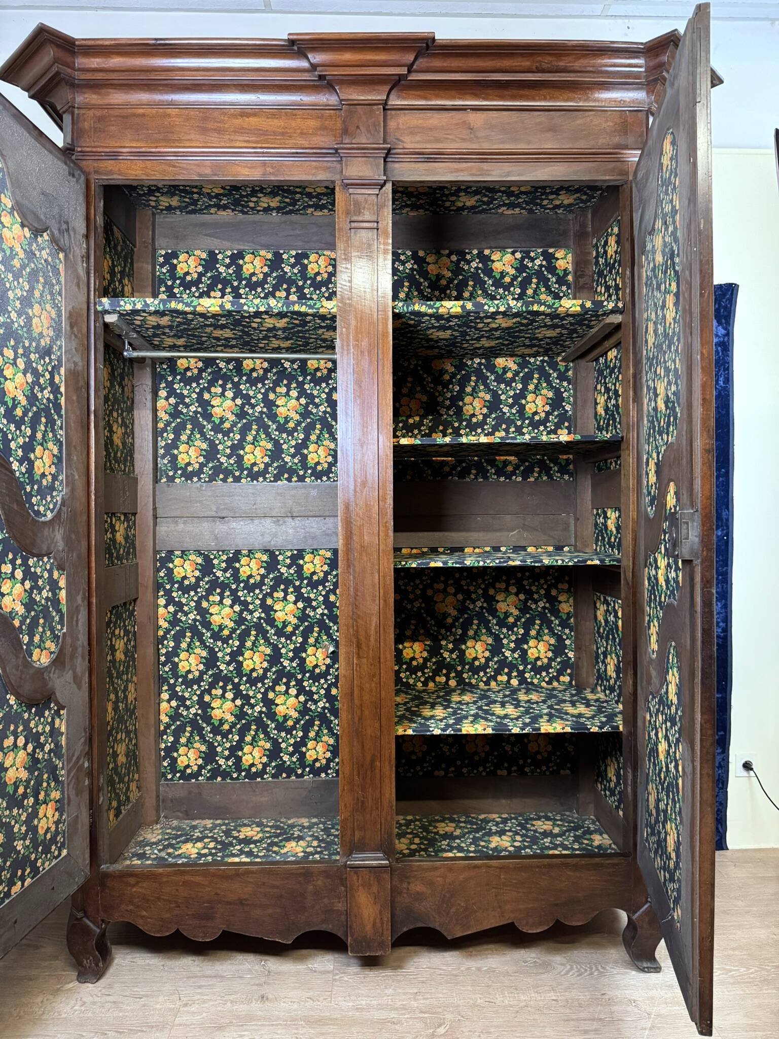 Magnifique armoire époque Louis XV en noyer massif vers 1750