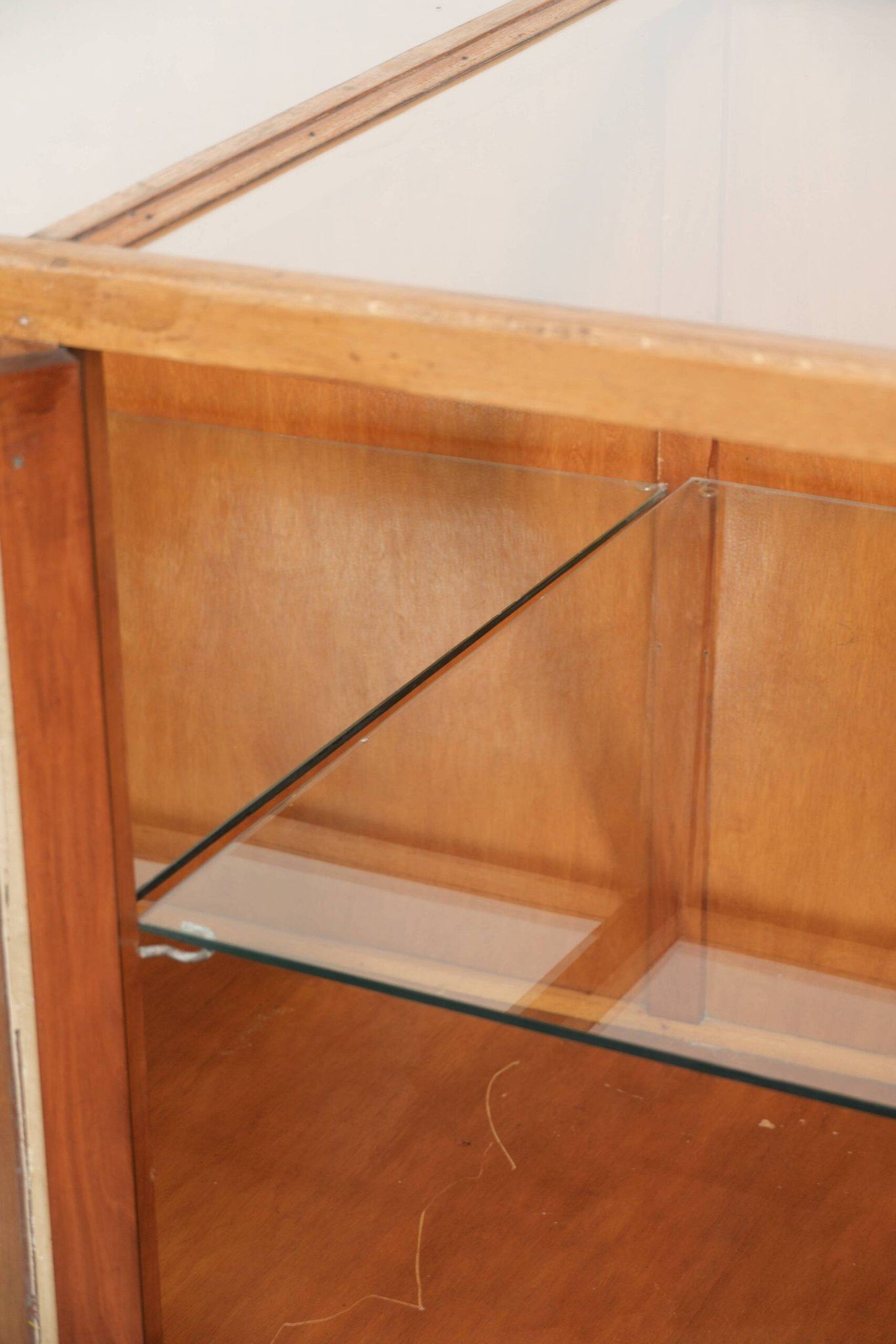 Grand comptoir en bois vintage / vitrine avec 4 portes et du verre.