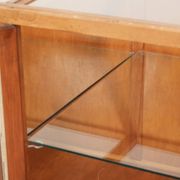 Grand comptoir en bois vintage / vitrine avec 4 portes et du verre.