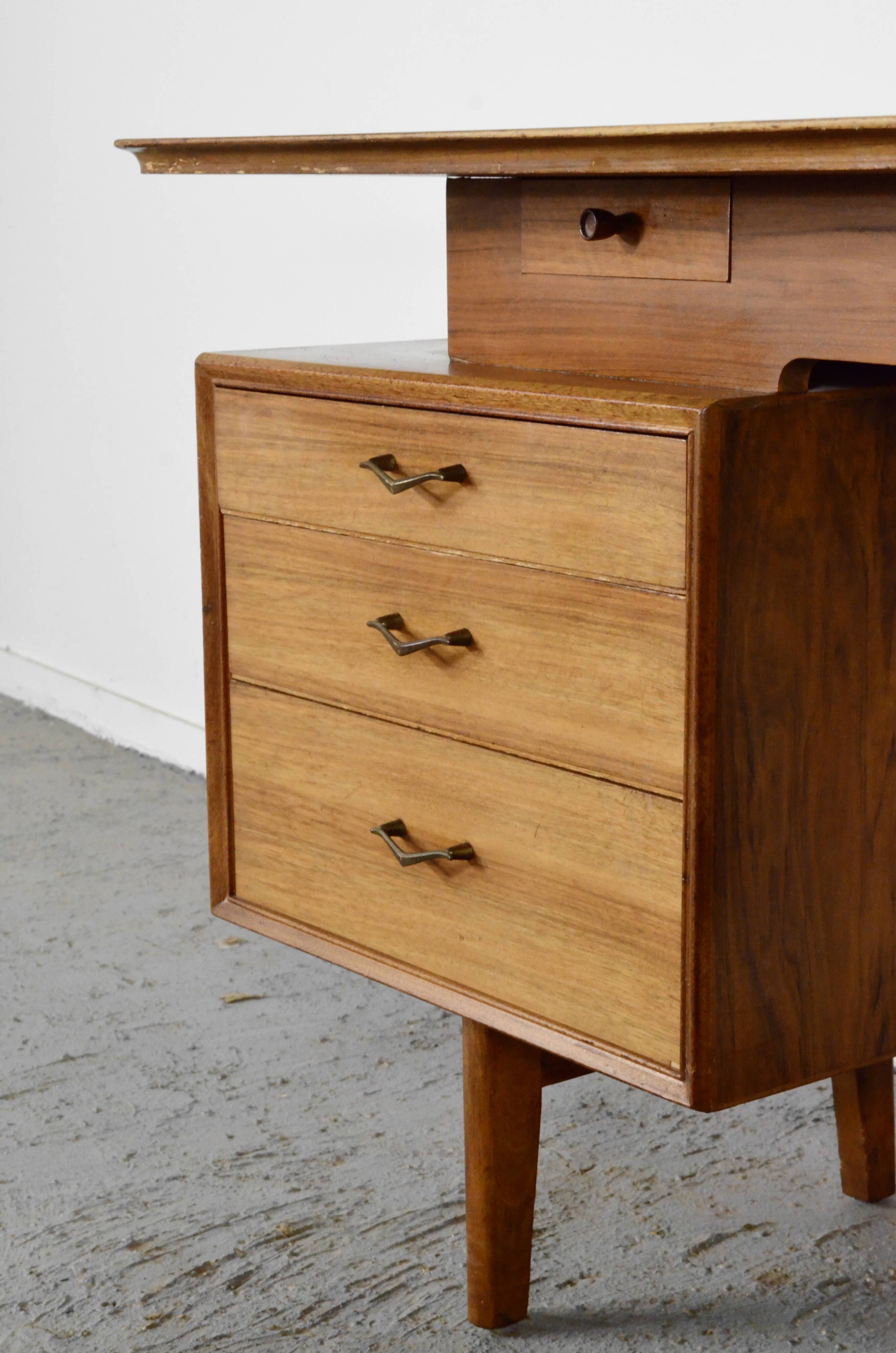Bureau Alfred Cox du milieu du siècle en noyer et laiton. Style rétro/moderne/da
