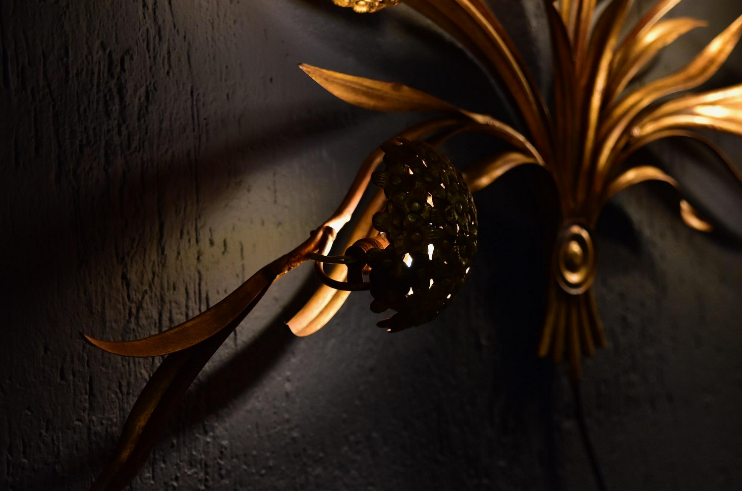 1960s hydrangea Palladio wall Sculpture Lamp Made in Italy