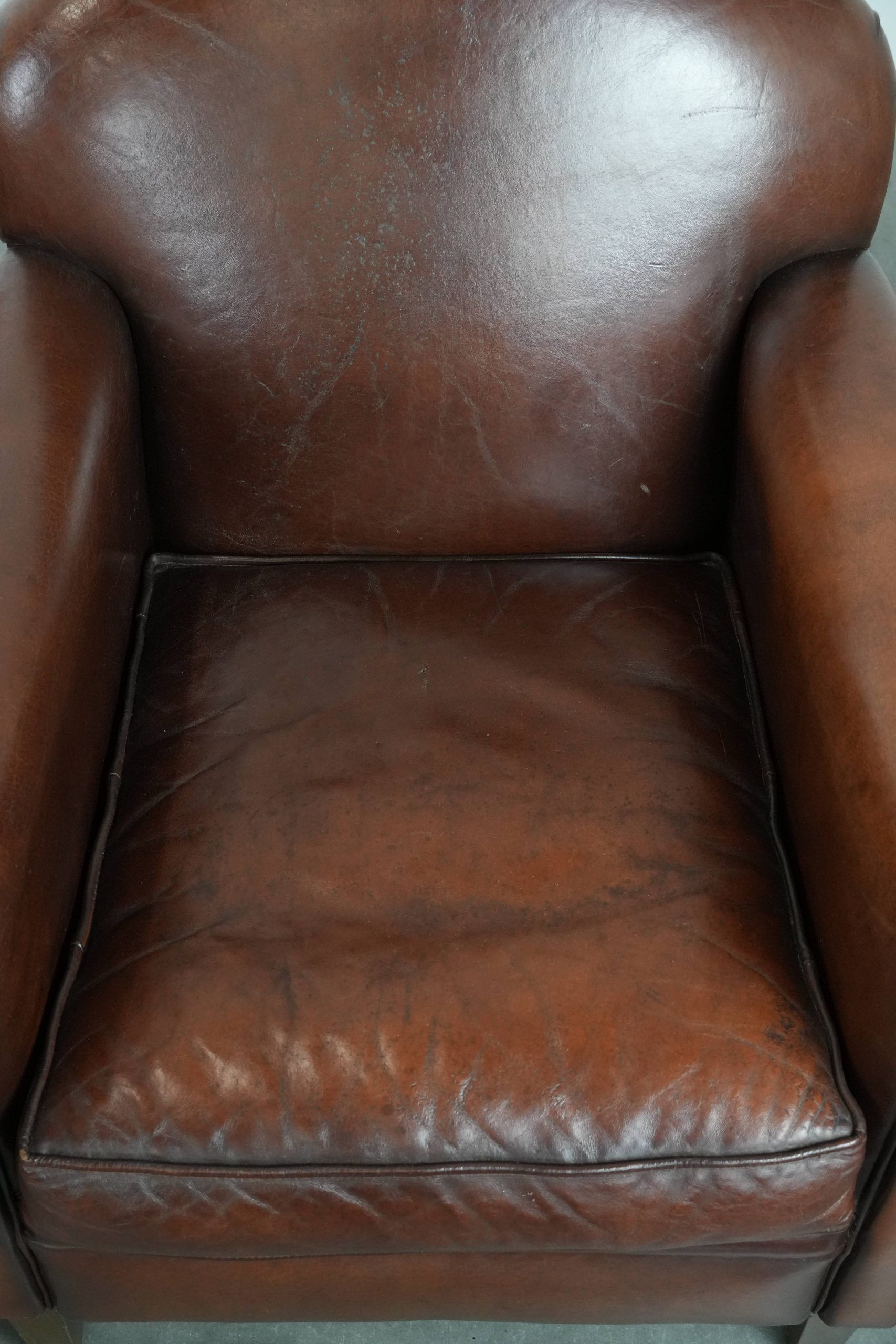 Ensemble de 2 fauteuils en peau de mouton au design art déco avec des couleurs chaudes.