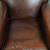 Ensemble de 2 fauteuils en peau de mouton au design art déco avec des couleurs chaudes.