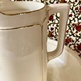 Washbasin and toilet jug in Sarreguemines earthenware.