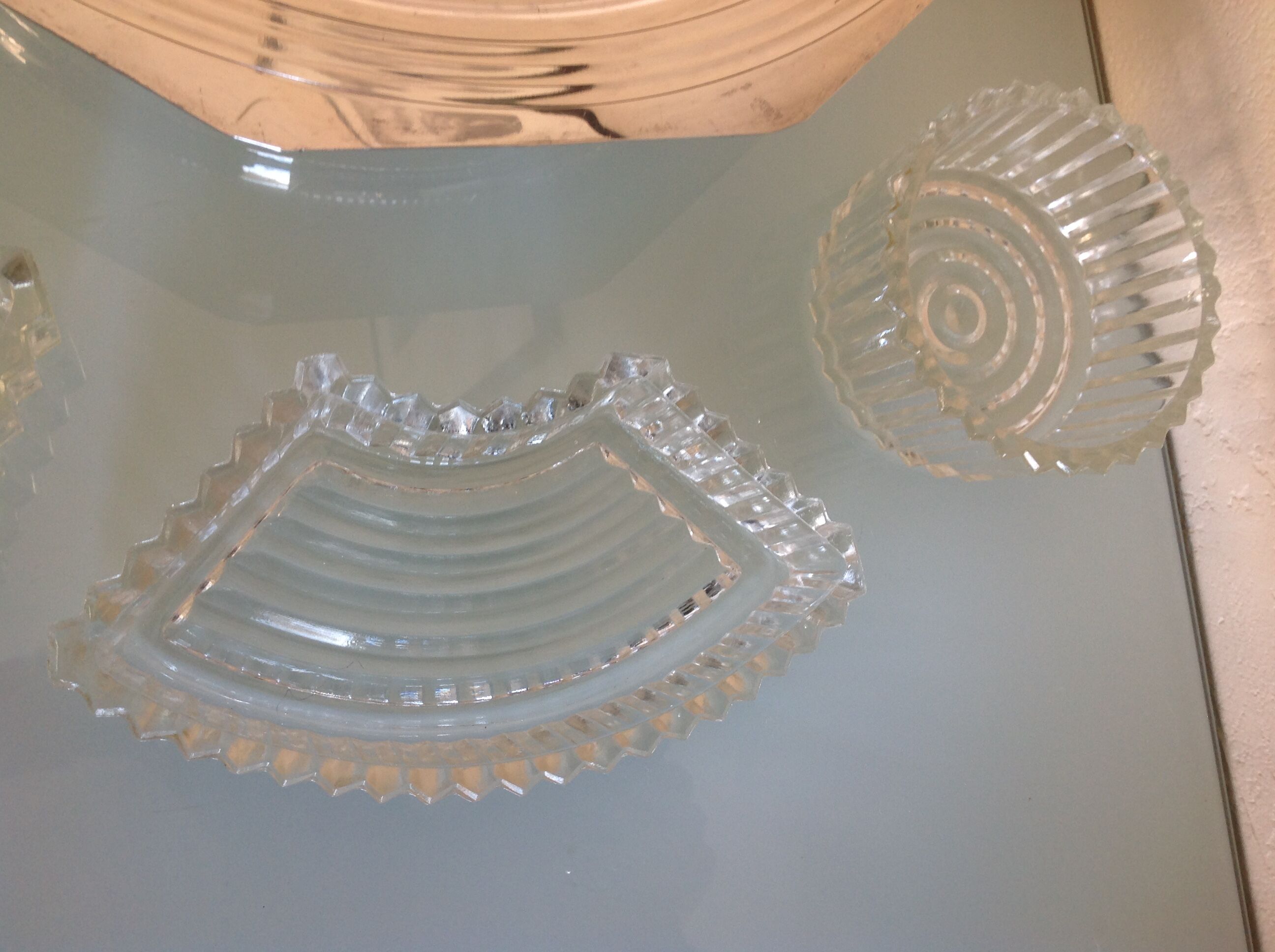 Servant of table on foot shower in silver metal art deco style