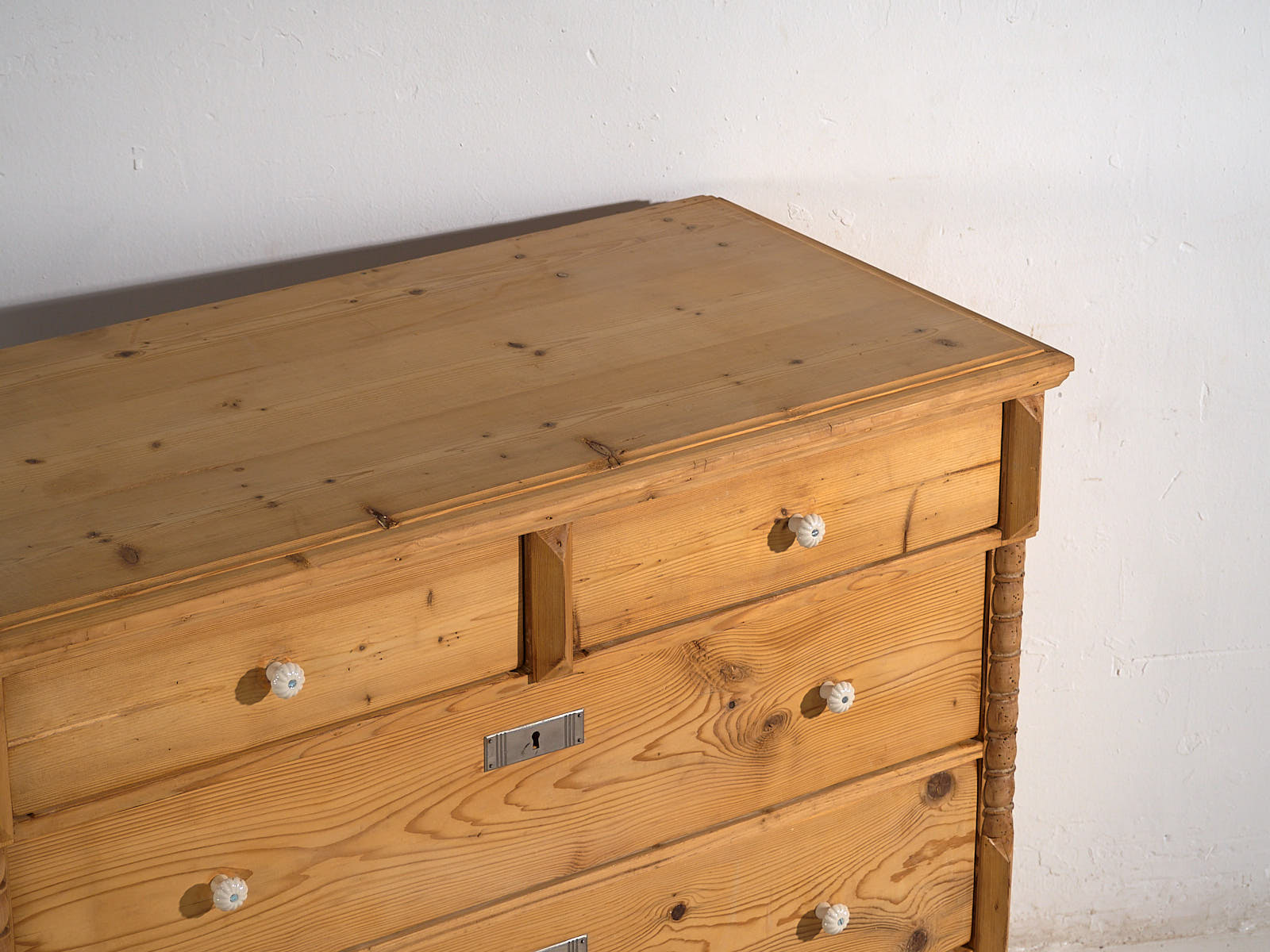 Large antique chest of drawers (circa 1920)