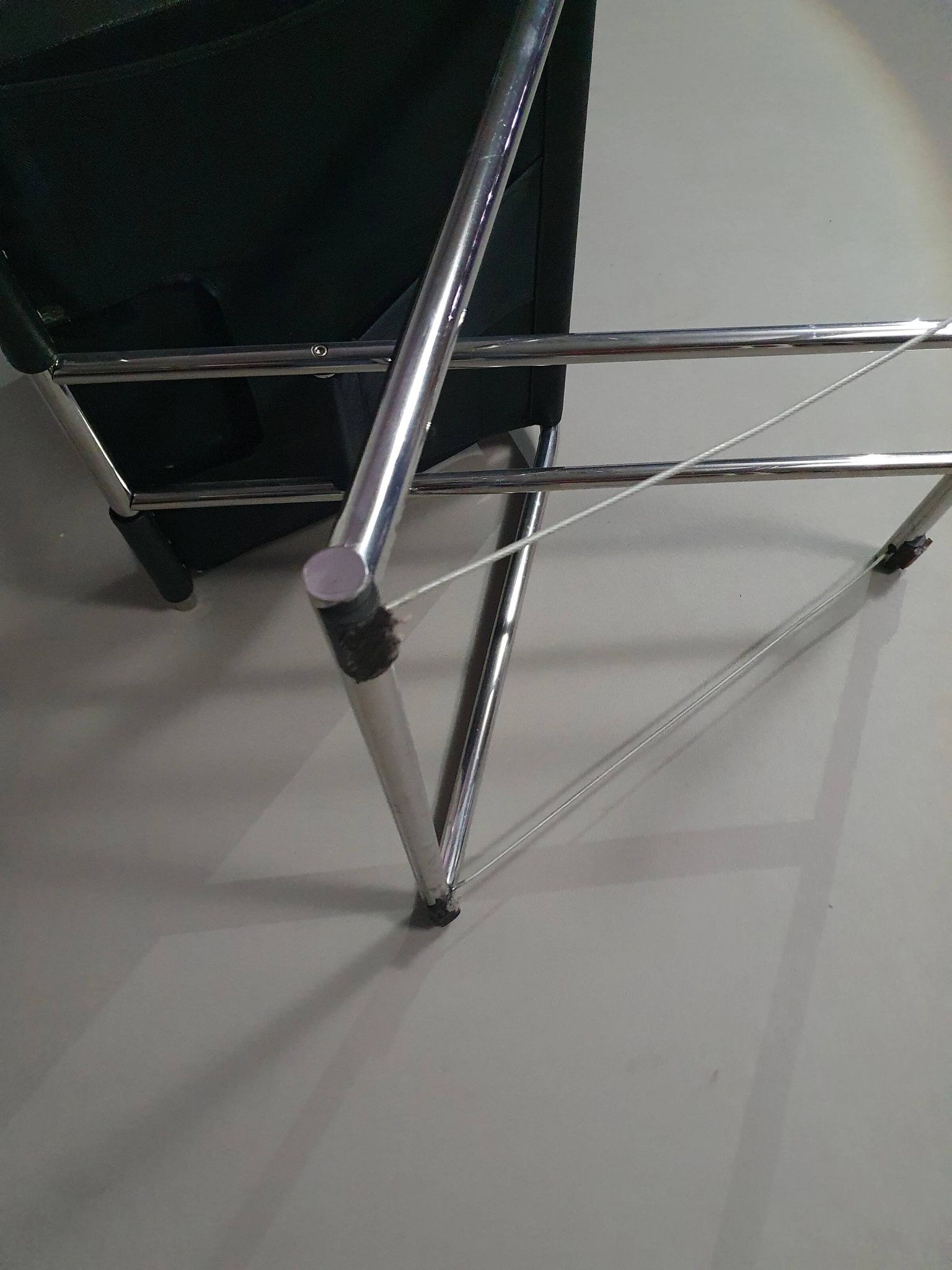 2 chaises pliantes en cuir chromé