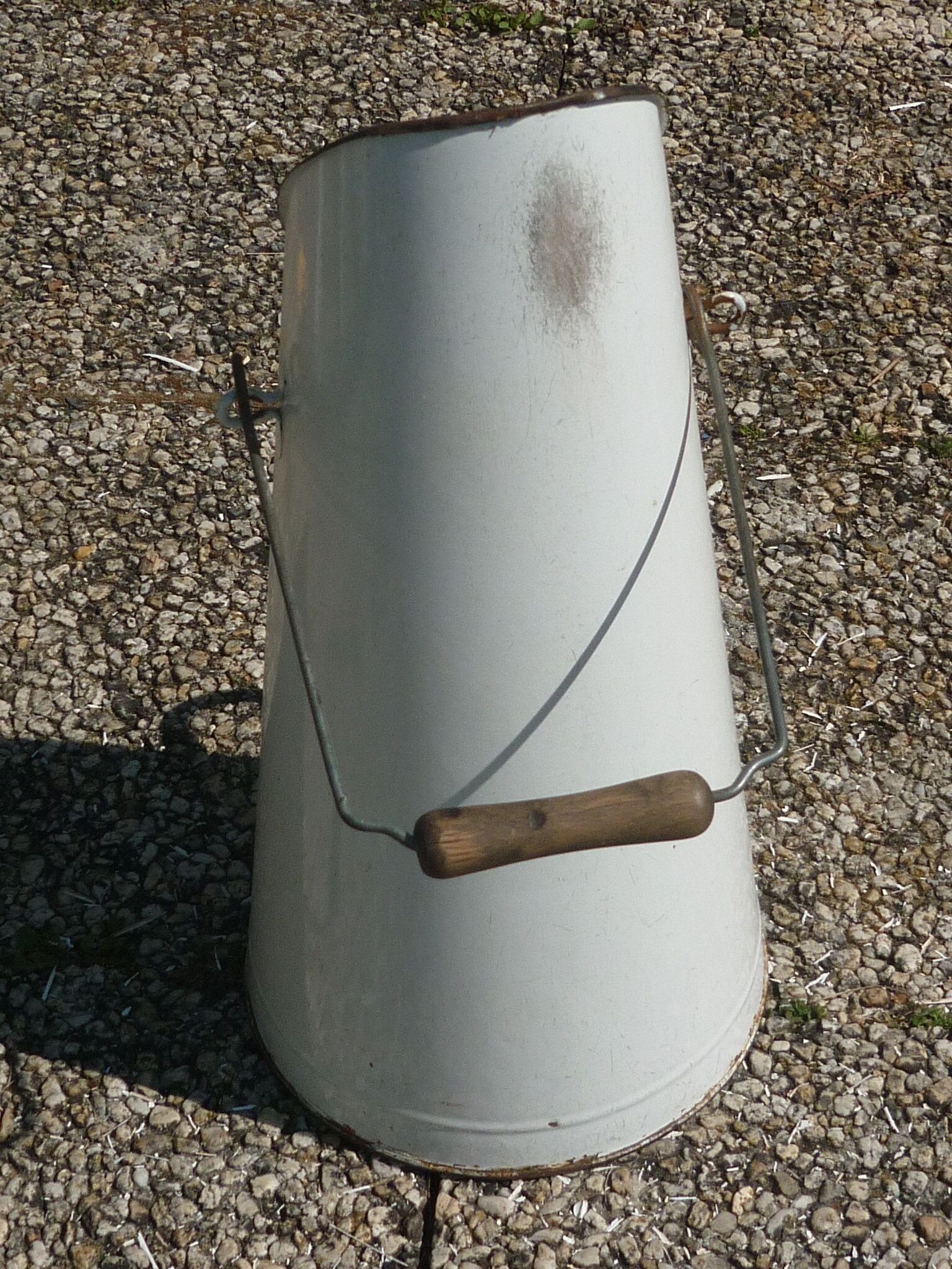 Seau à charbon en tôle émaillée blanc ancien