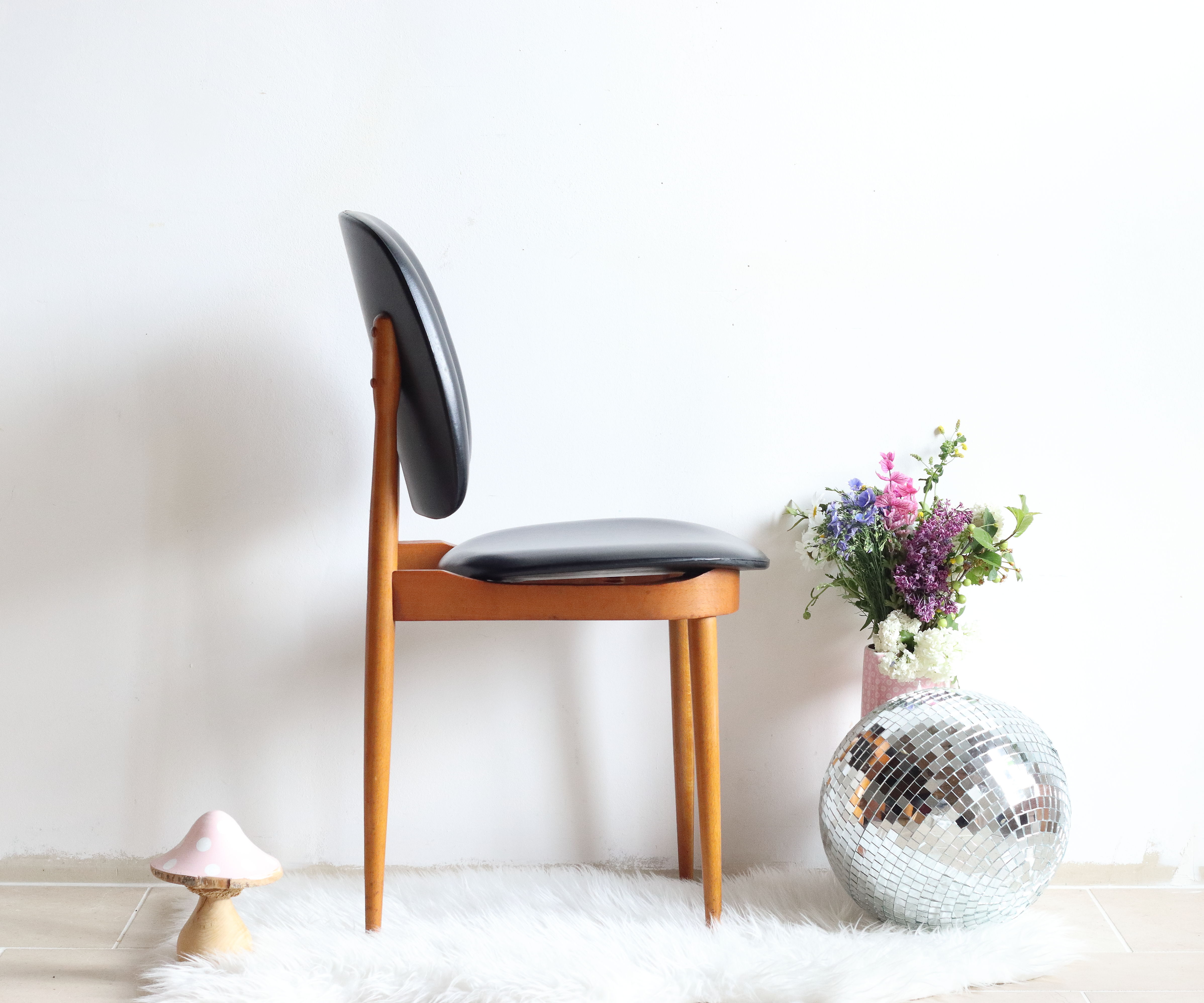 Suite of 6 Chairs Baumann model Pegasus in beech and faux black leather
