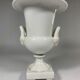 Vase de style Médicis en porcelaine de Paris blanche de la fin 19ème siècle