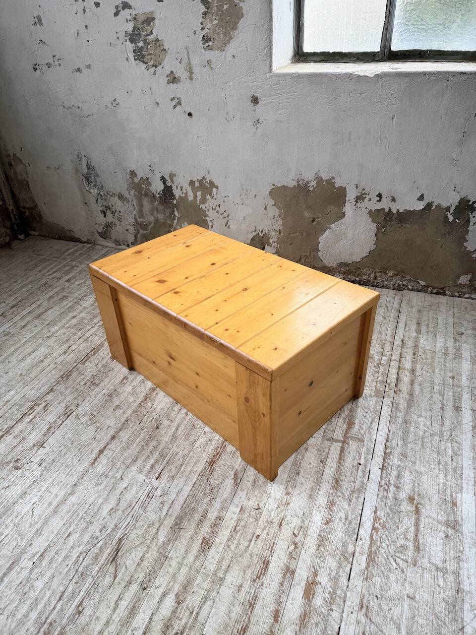 Chest or coffee table Perriand Les Arcs 1800