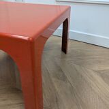 Table basse en plastique orange