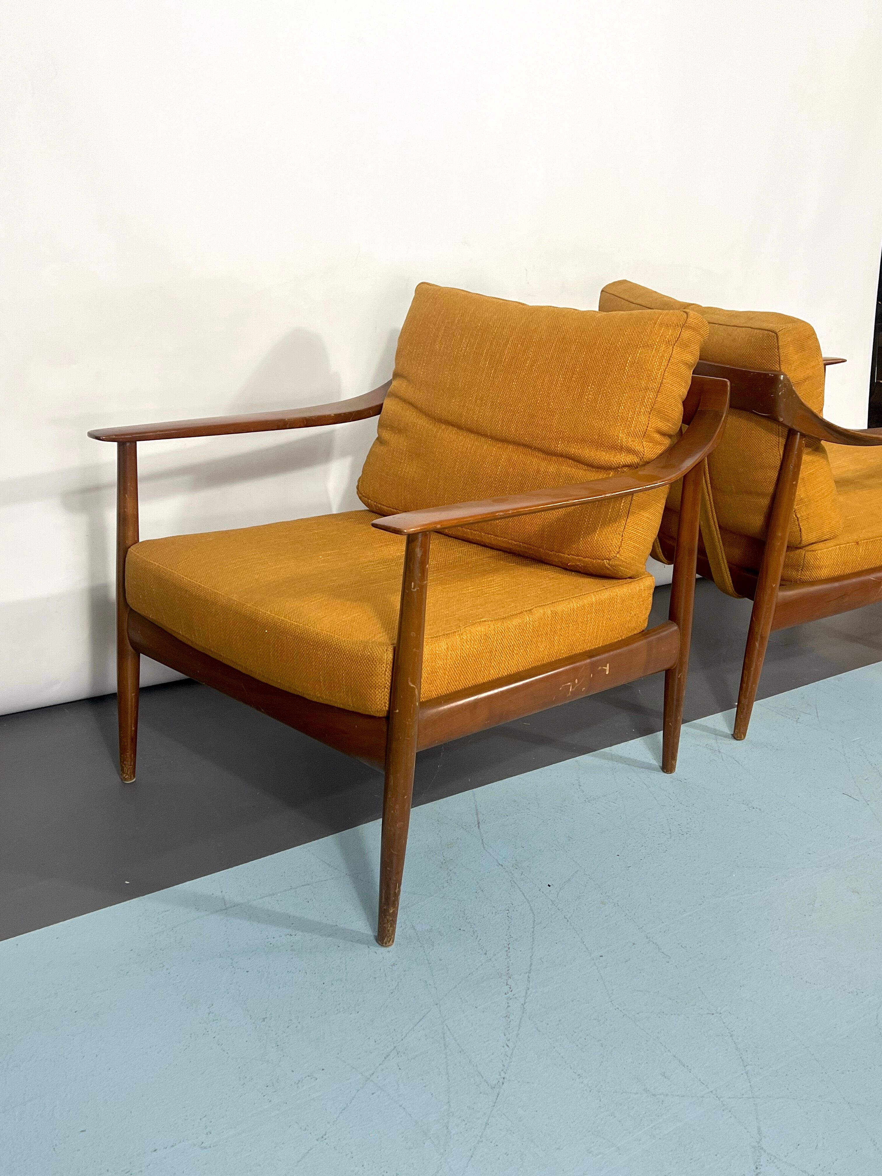 Mid-century modern pair of Walter Knoll armchairs model 550 from 50s