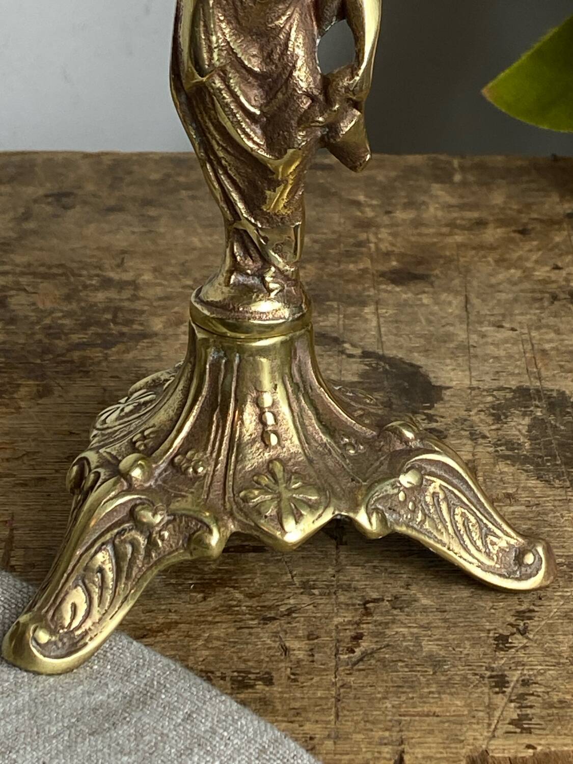 Paire de bougeoirs en bronze, porteuses d’eau