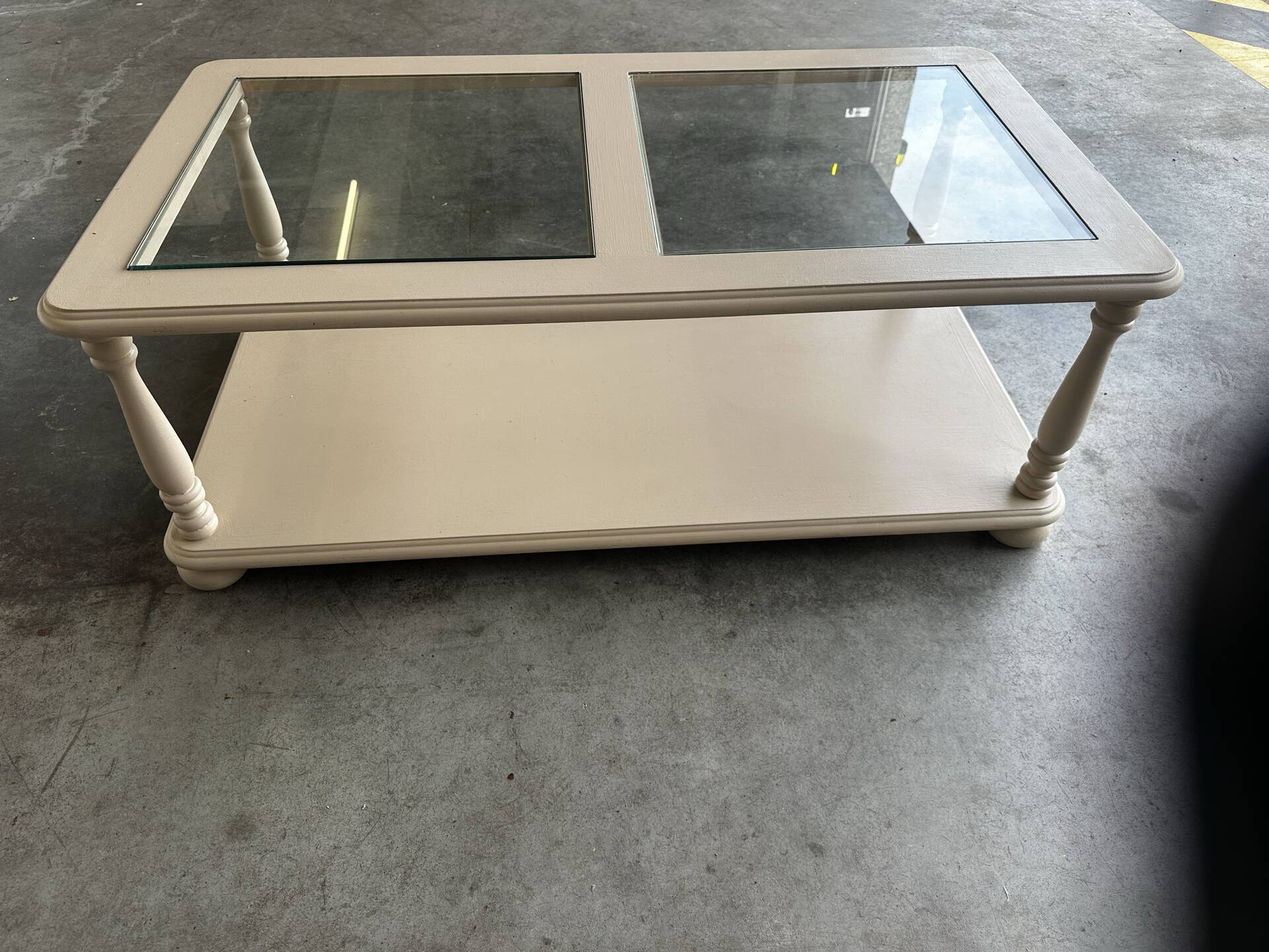 Table basse vintage crème rosé à double plateau et verre