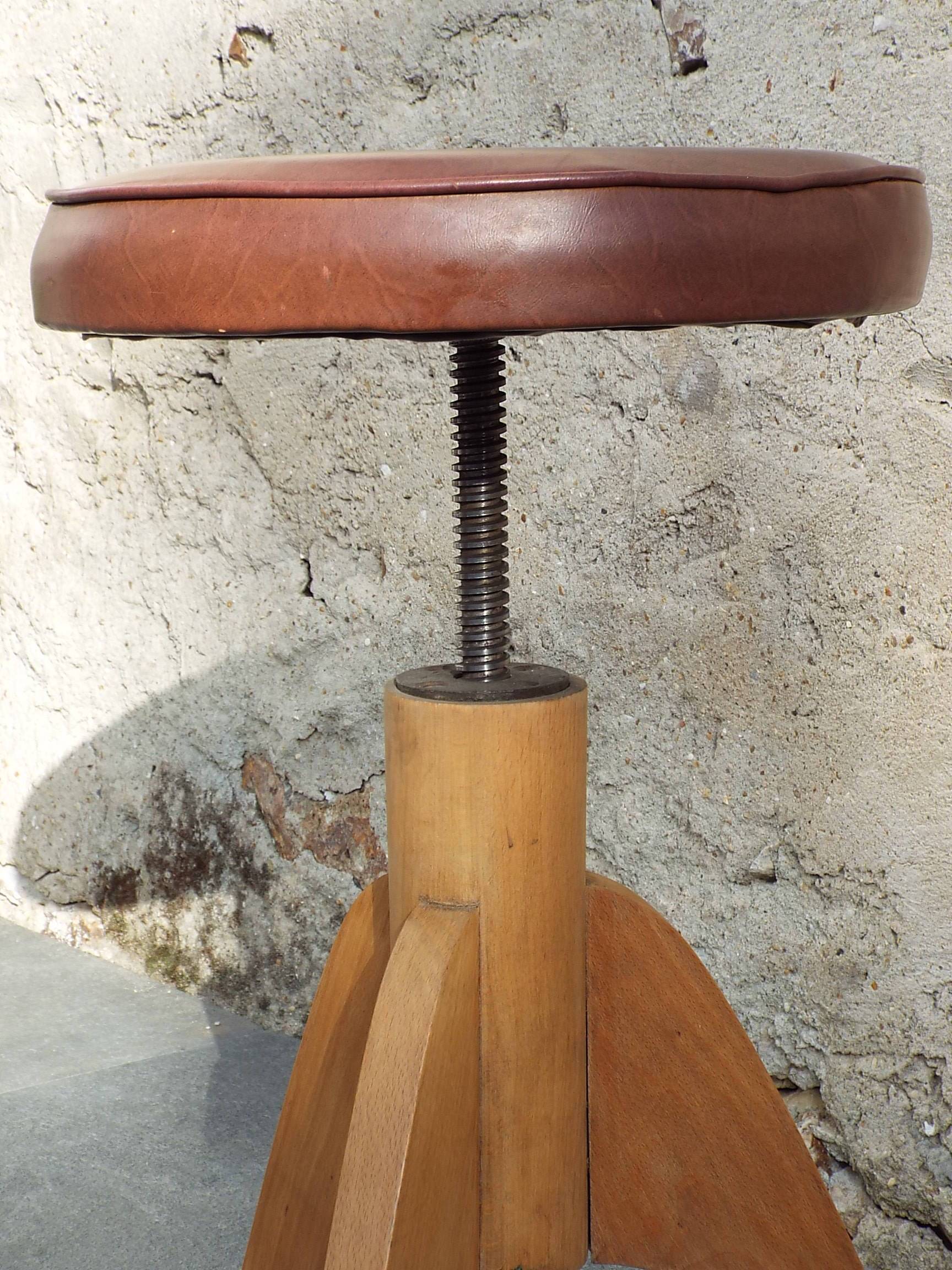 Adjustable piano stool