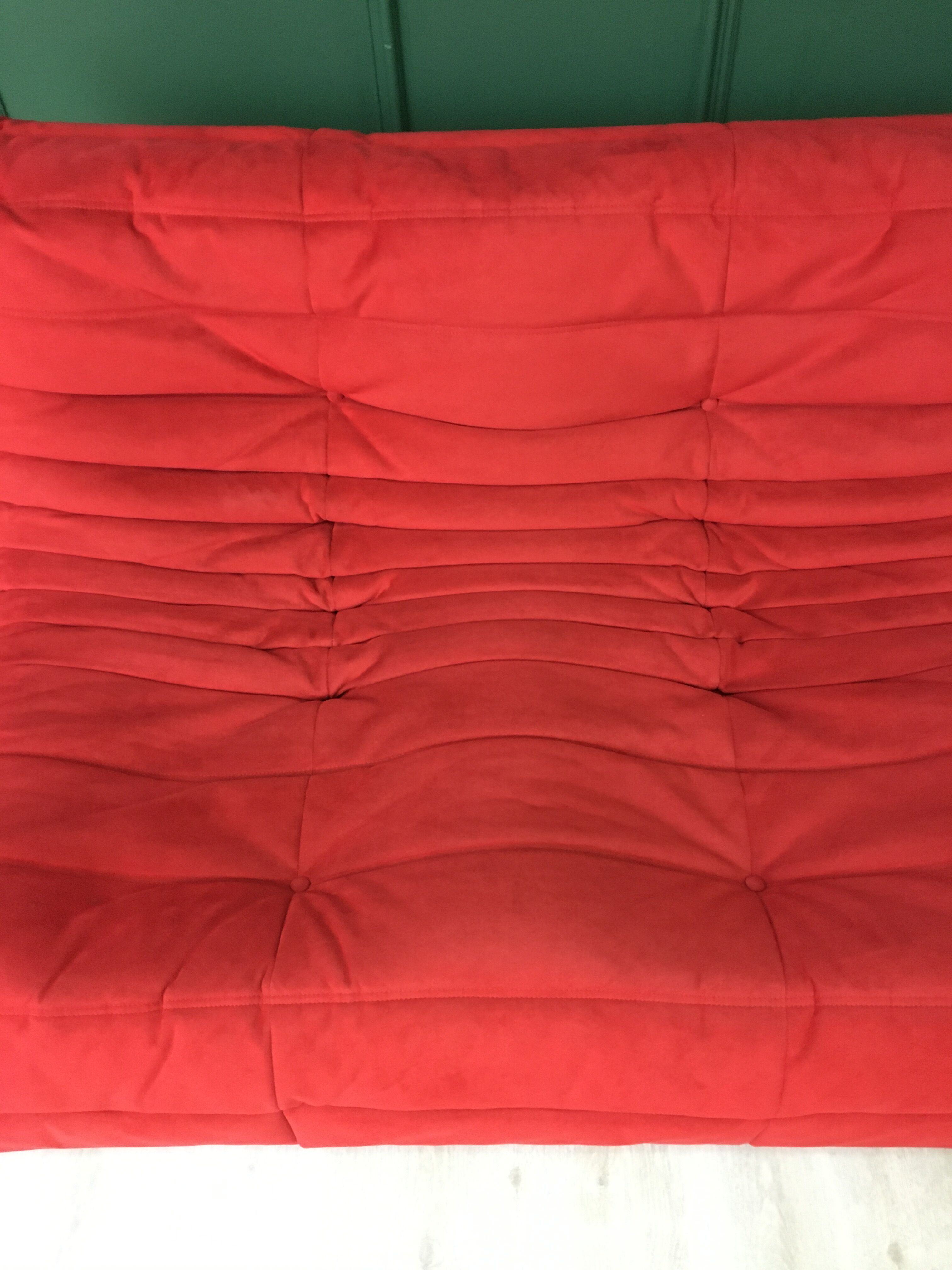 Togo rouge par Michel Ducaroy pour Ligne Roset