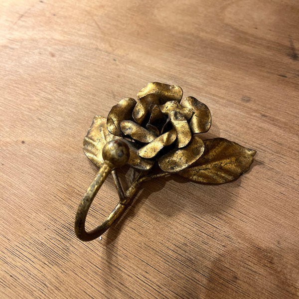 Pink-shaped hook in gilded metal