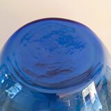 Vase en verre bleu
