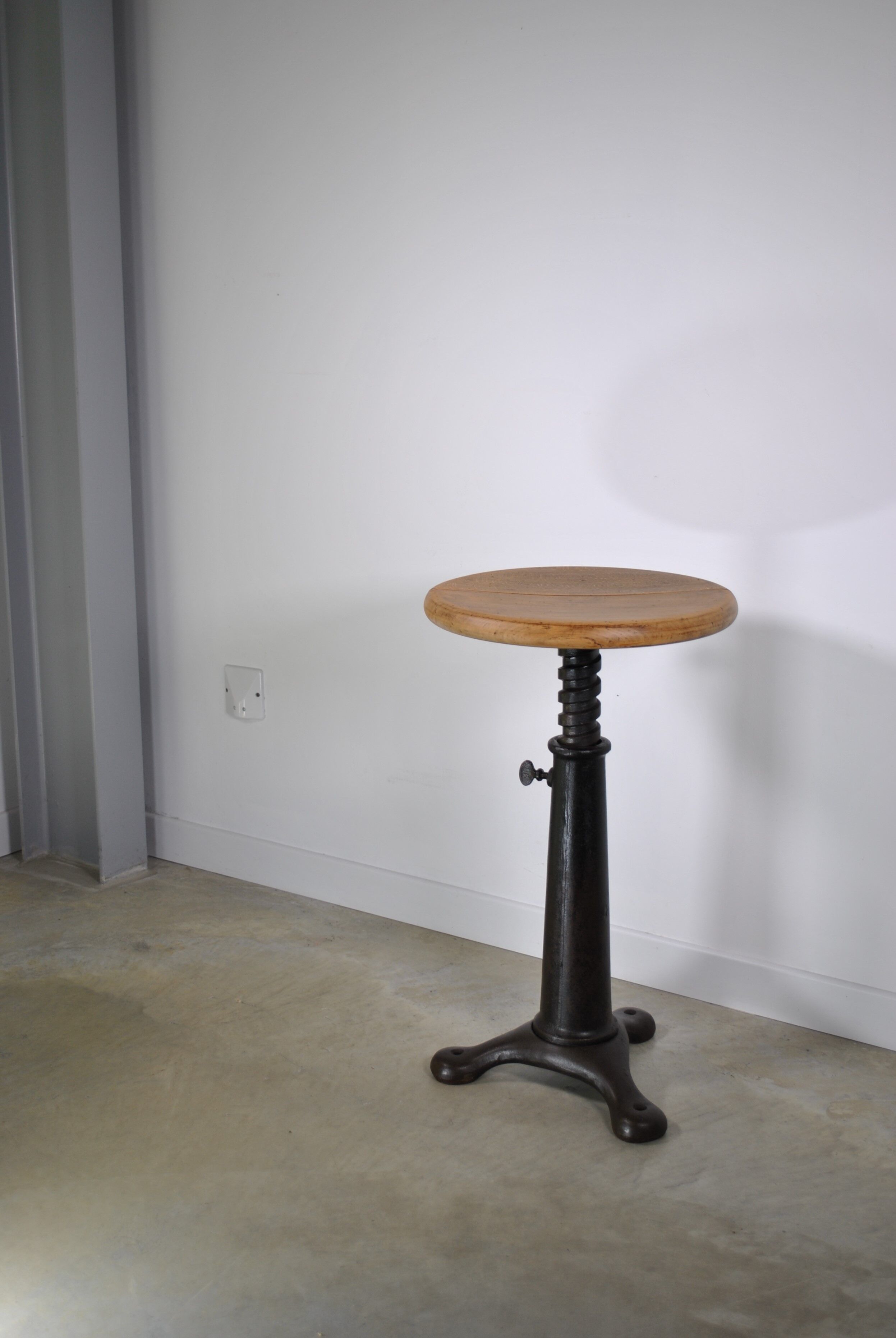 Singer stool 1930
