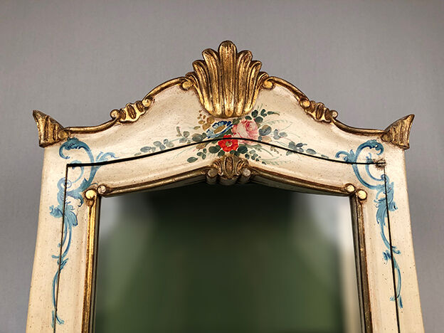 Venetian-style showcase chest of drawers in lacquered wood with flower painted decoration