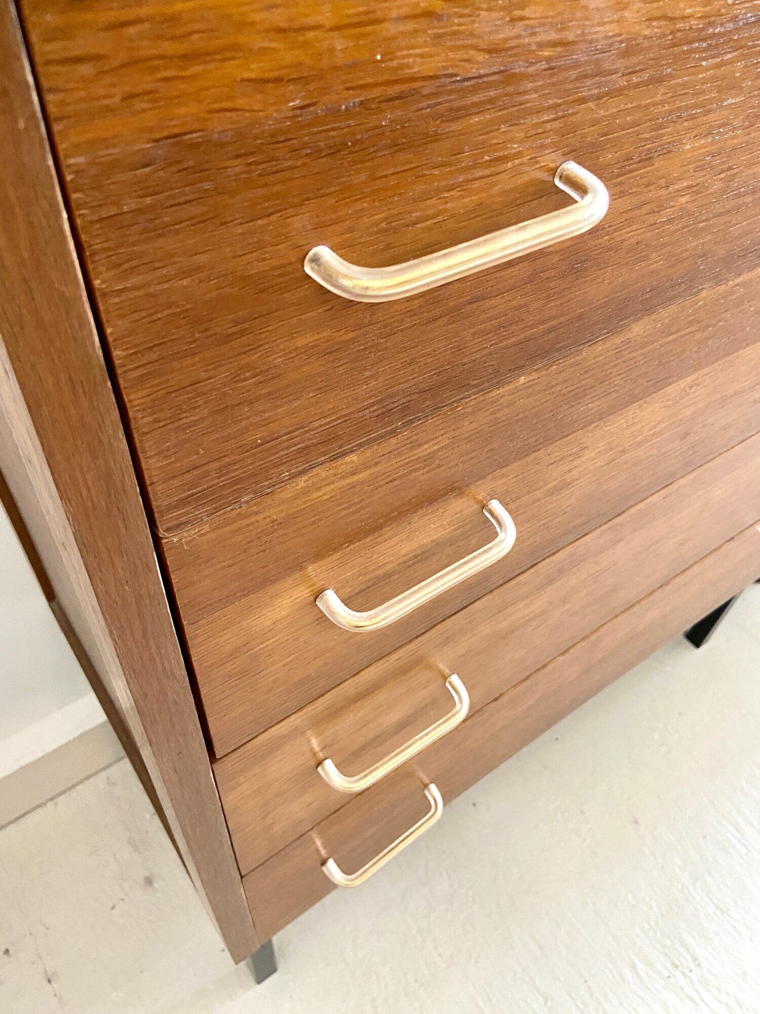 Commode 4 tiroirs en bois et métal noir années 1960