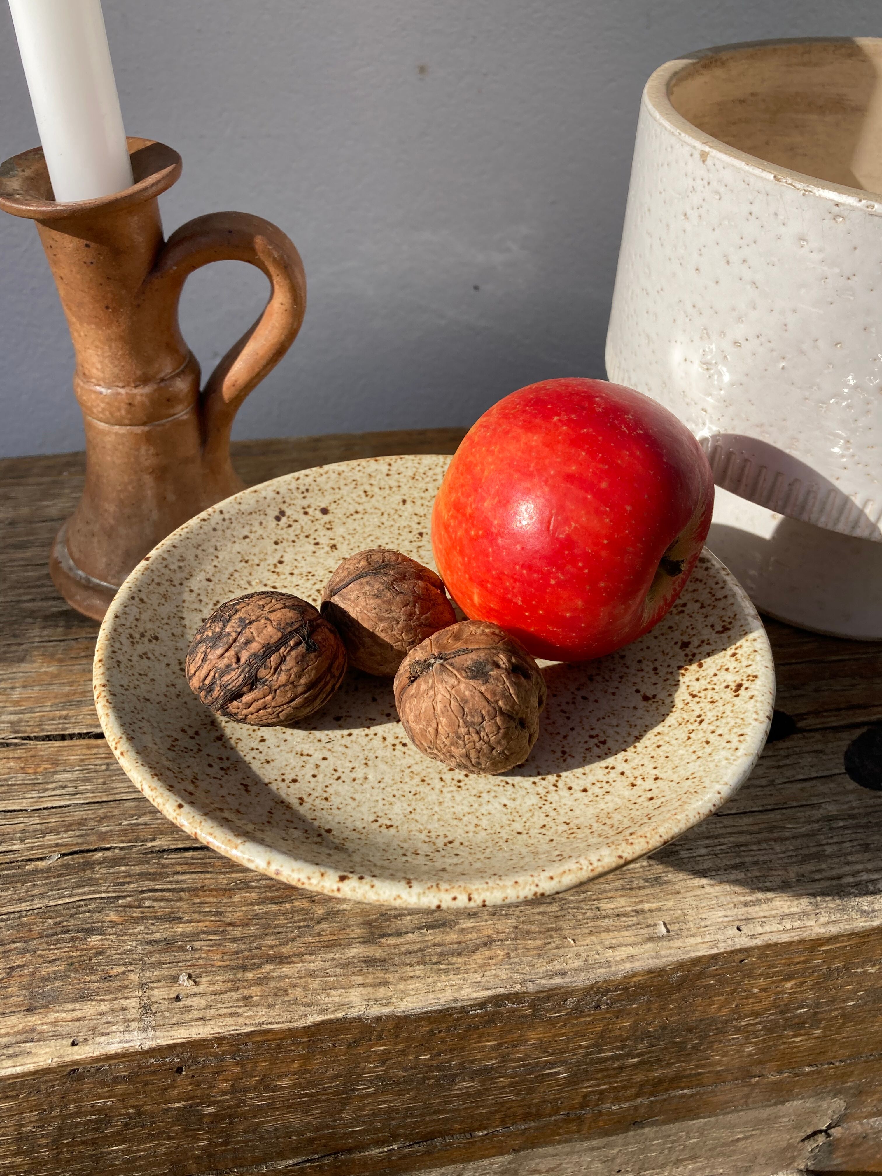 Standing cup in speckled enamelled sandstone brown beige