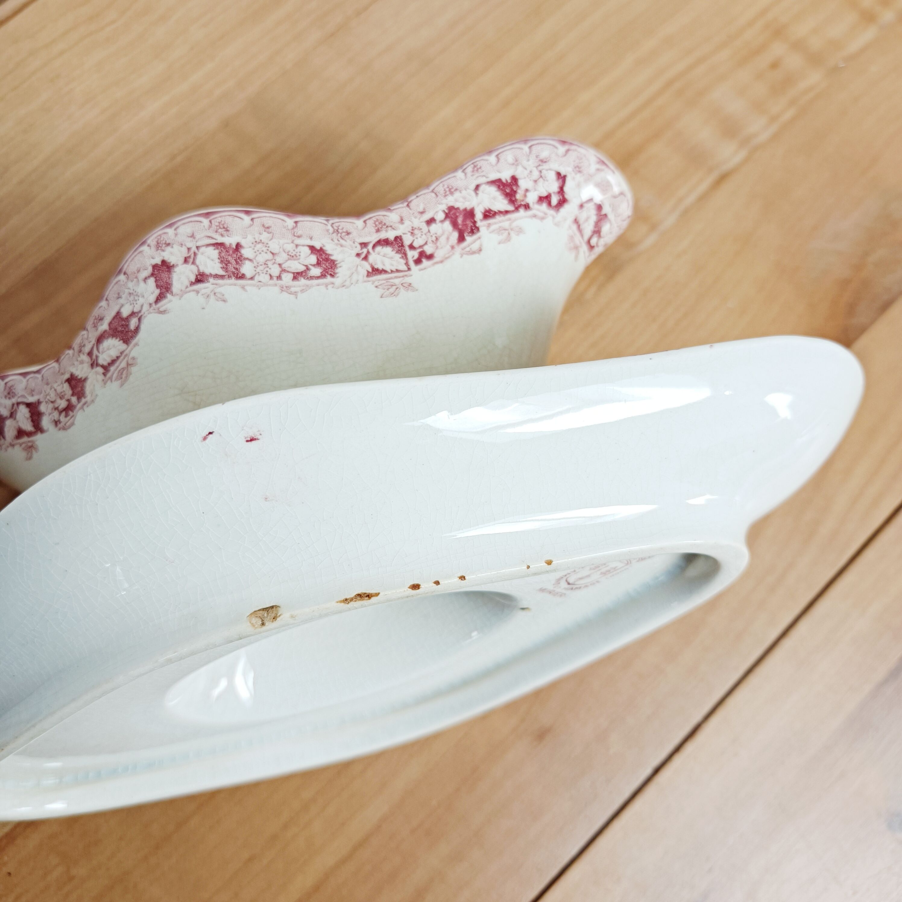 Iron earth sauce boat Moulin des Loups and Hamage, red mulberry