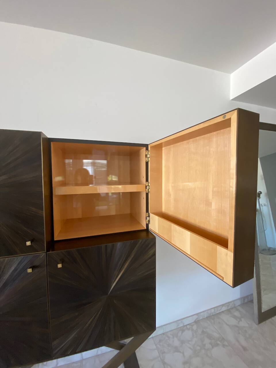 Cabinet bar contemporain en marqueterie de paille et laiton massif