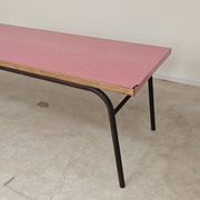 Table de réfectoire en formica rose et metal 1960