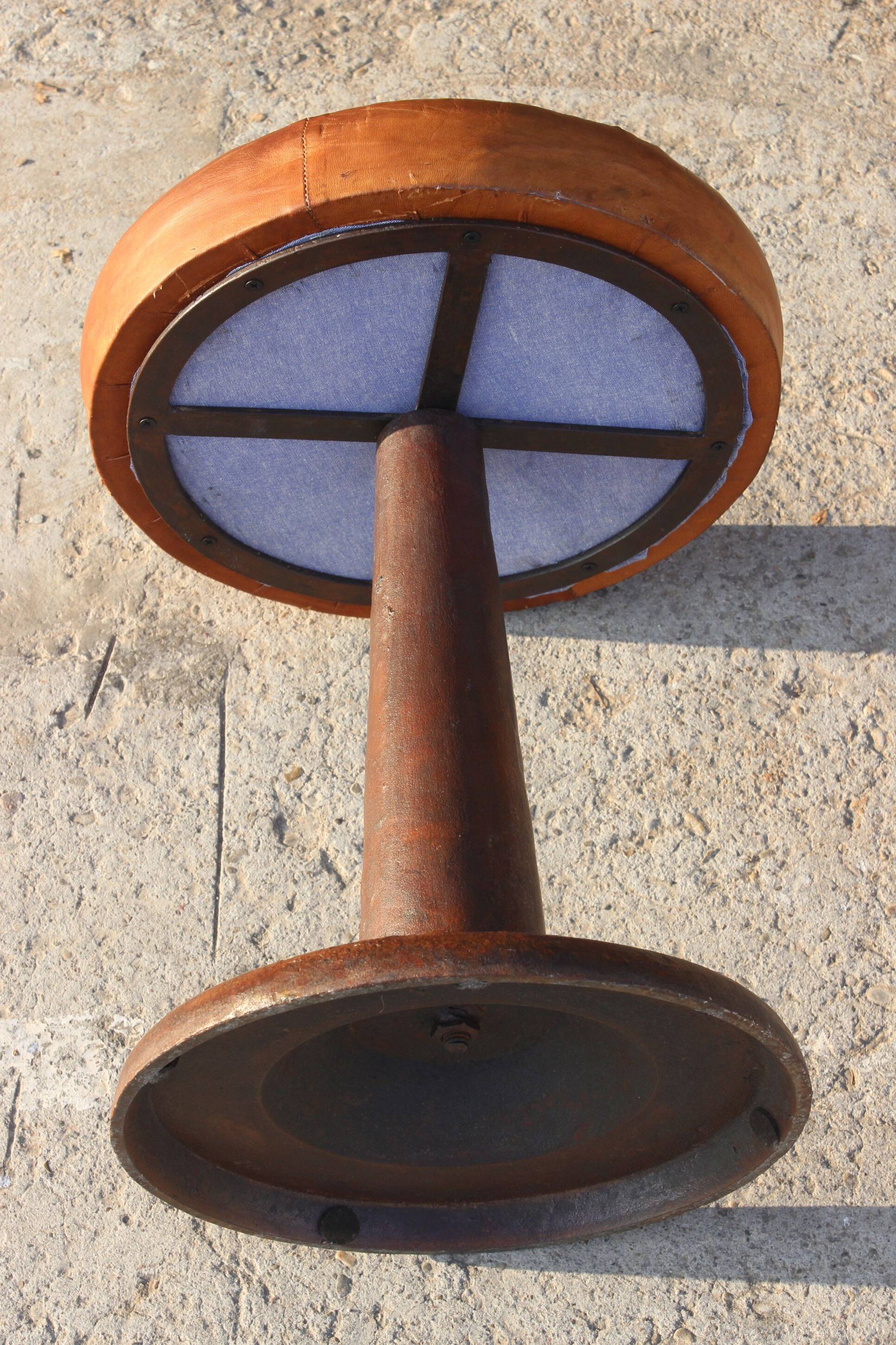 Tabouret vintage en acier et cuir de style industriel