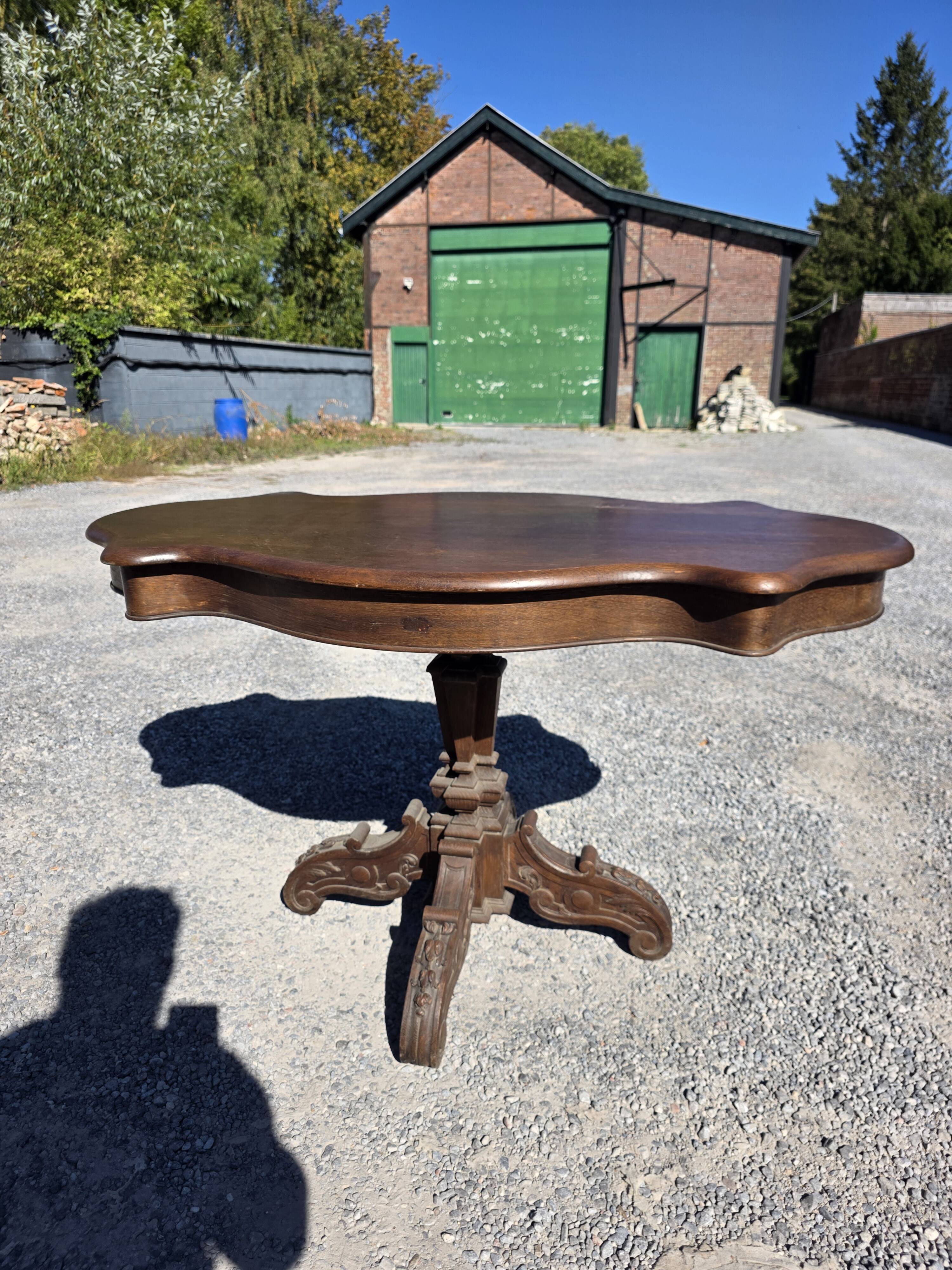 Antique round table in solid oak