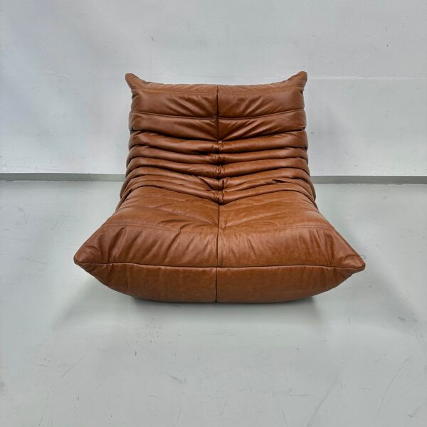Chaise Togo en cuir cognac attribuée à Michel Ducaroy pour Ligne Roset.