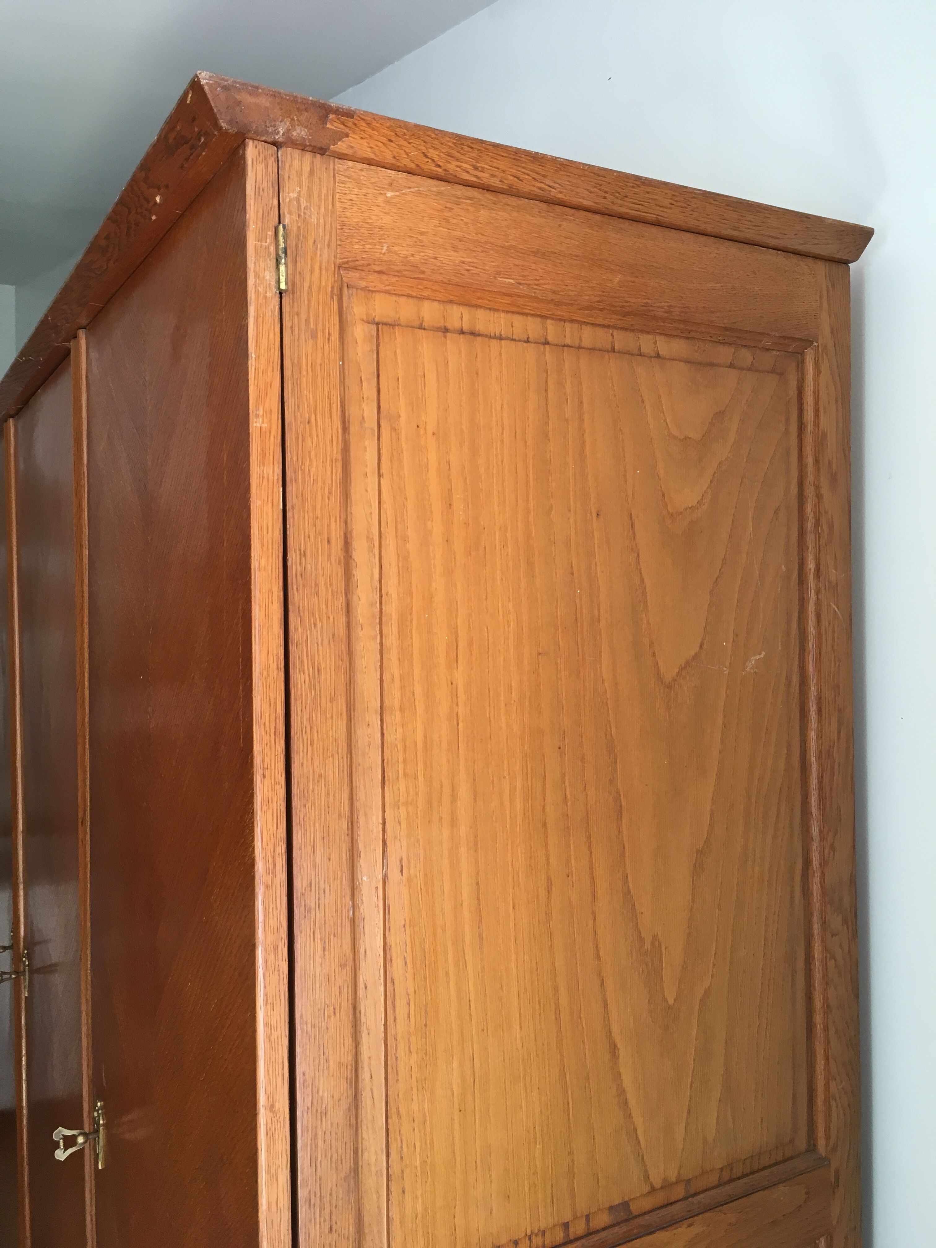 Vintage 3-doors cabinet with feet compass