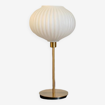 Lampe de table à poser avec un globe strié blanc, style origami et un pied doré