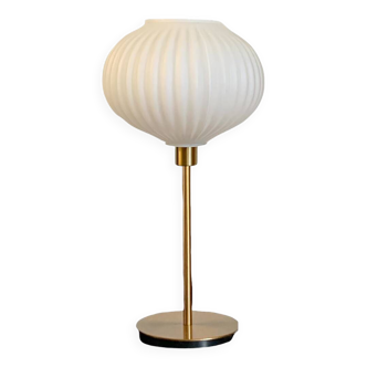 Lampe de table à poser avec un globe strié blanc, style origami et un pied doré