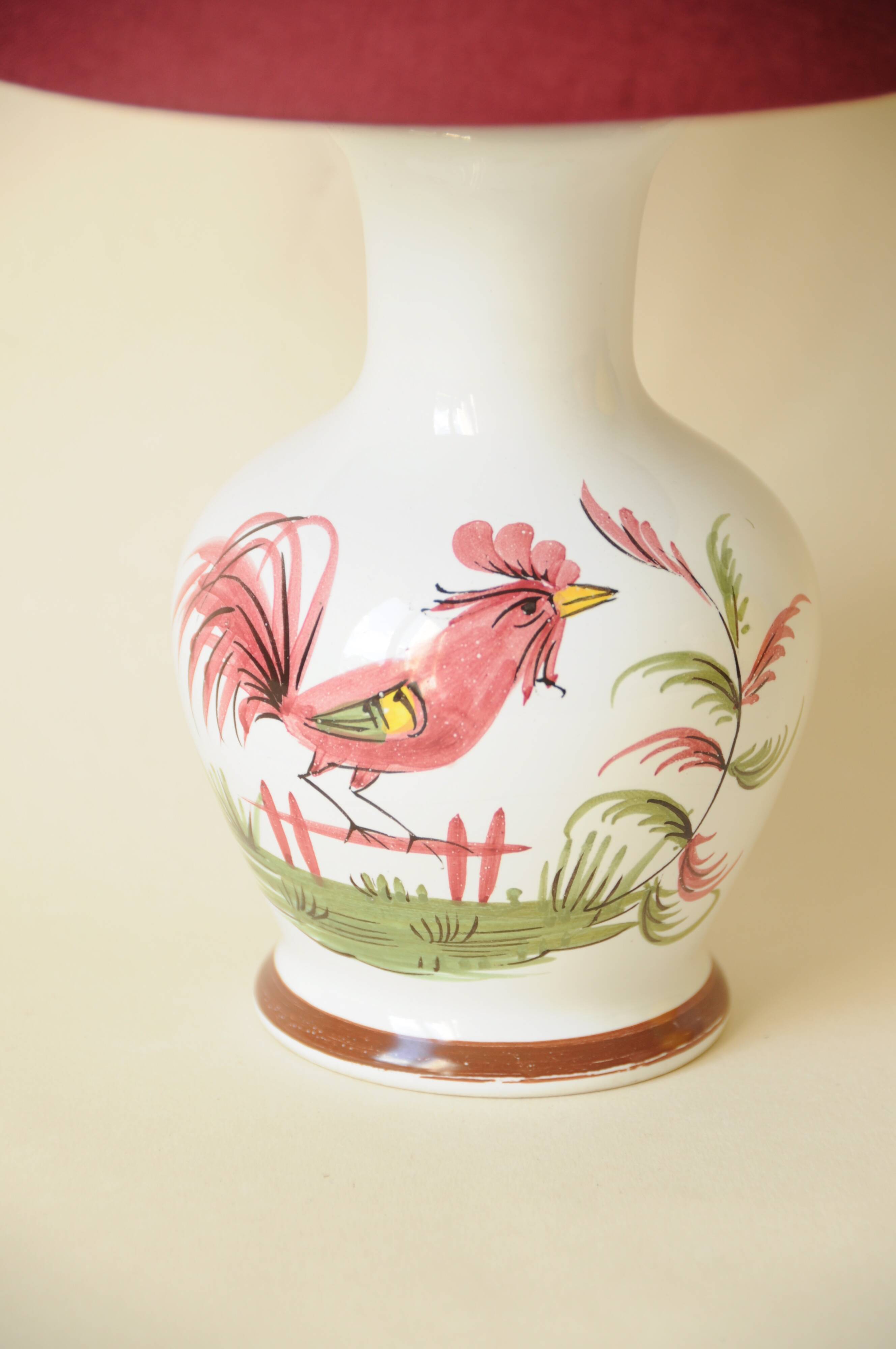 Lampe décor coq en céramique blanc et rouge bordeaux