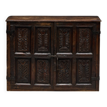 Armoire ancienne sculptée, France, XVIIIe siècle